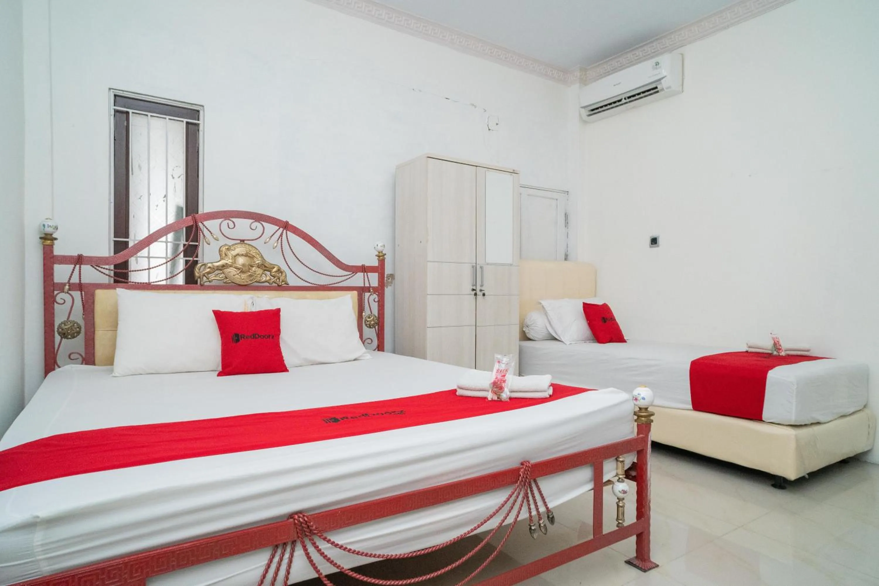 Bed in RedDoorz Syariah near Jalan A Yani KM 8 Citraland