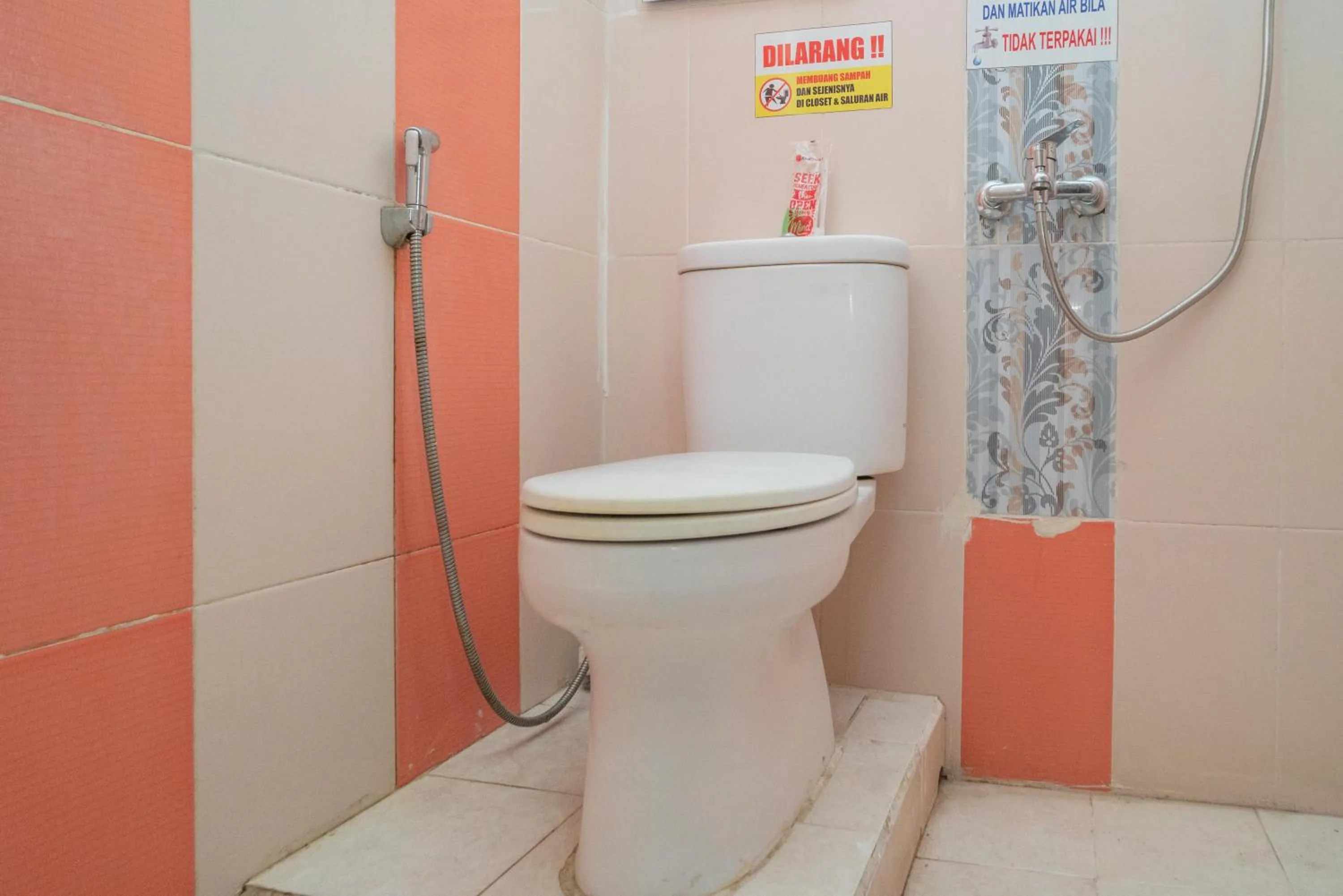 Shower in RedDoorz Syariah near Jalan A Yani KM 8 Citraland