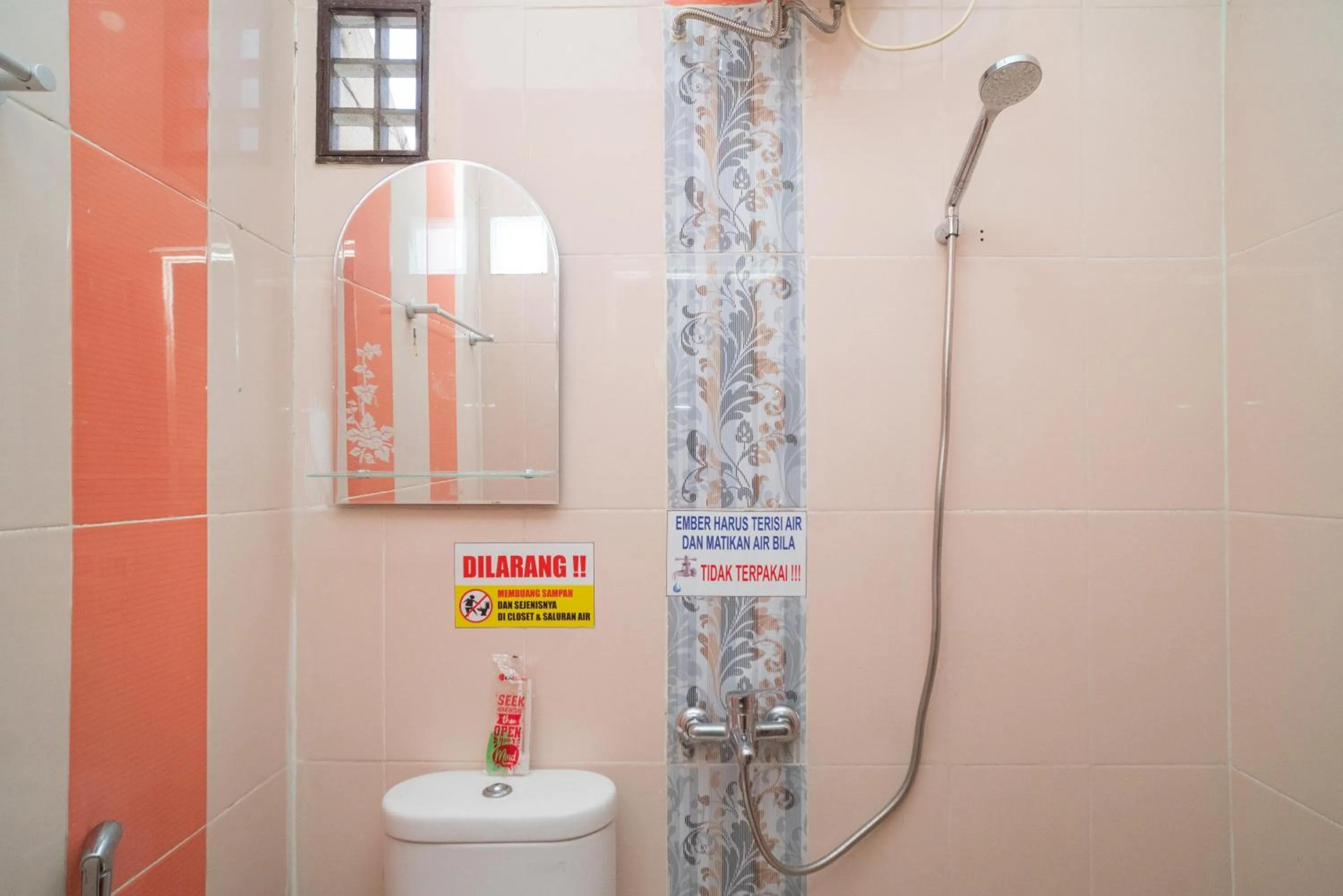 Shower in RedDoorz Syariah near Jalan A Yani KM 8 Citraland