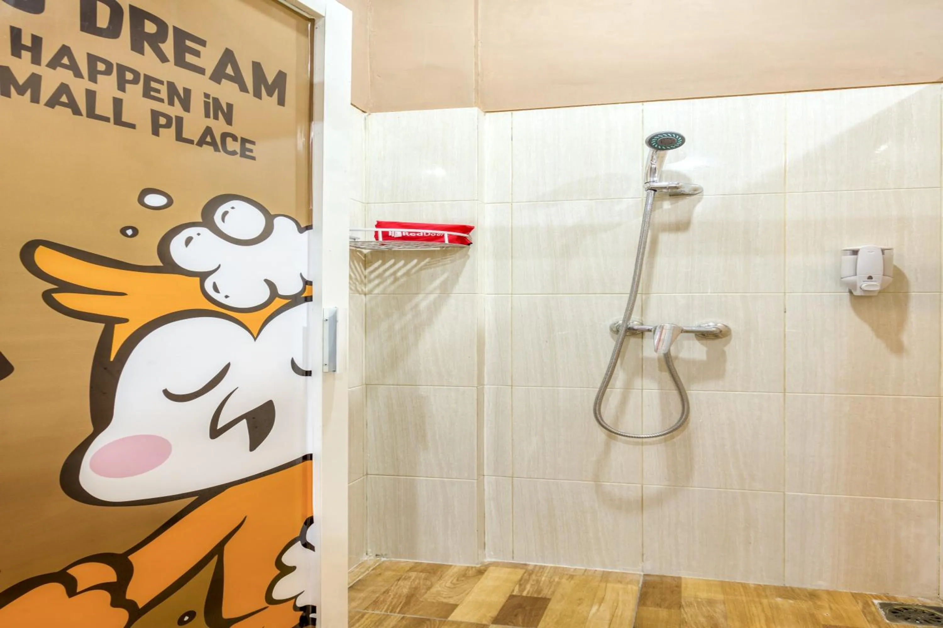 Bathroom in Reddoorz Hostel near Malang Train Station 3