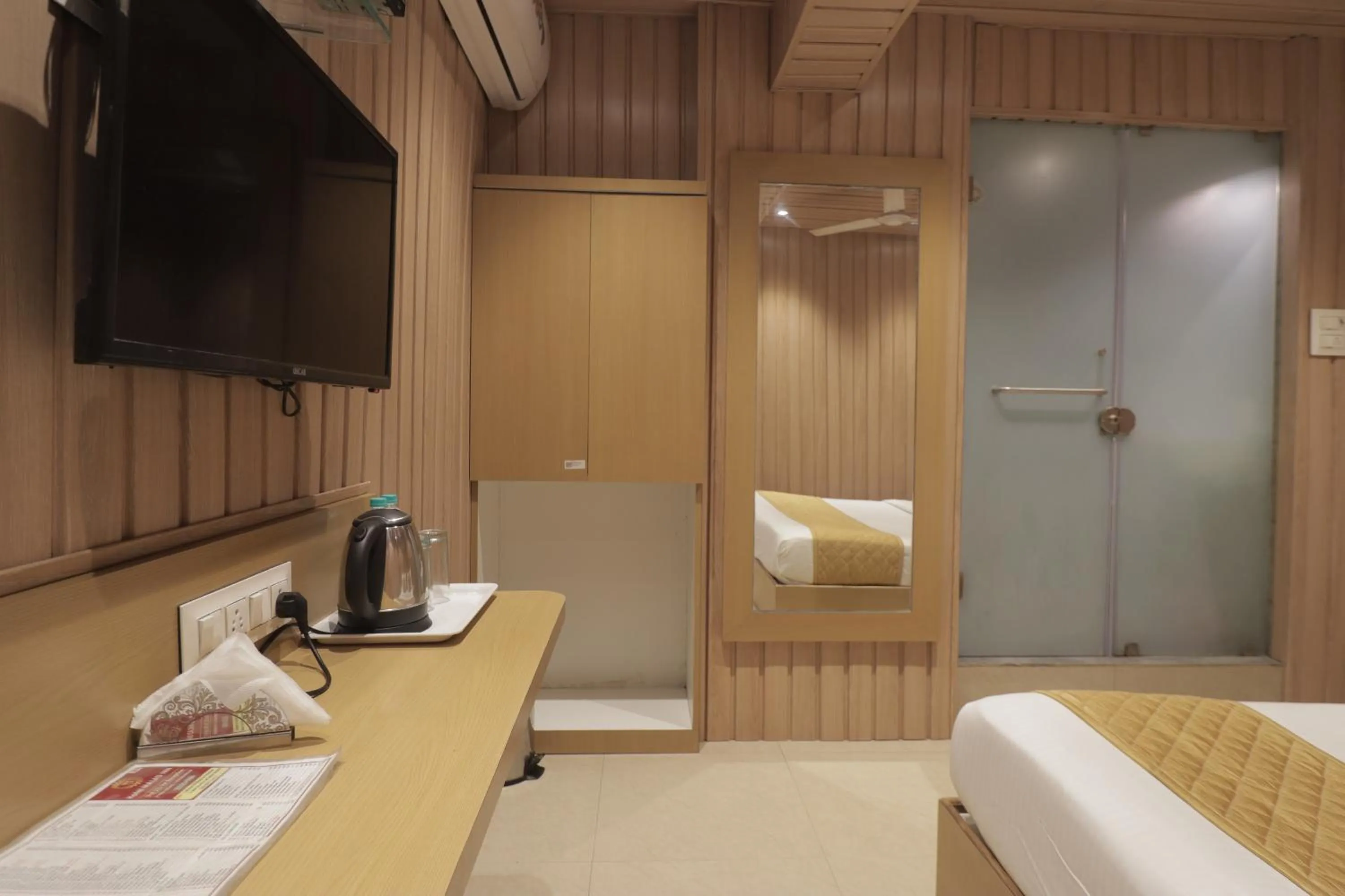 Bed in Hotel Malad Inn opposite Malad Railway Station