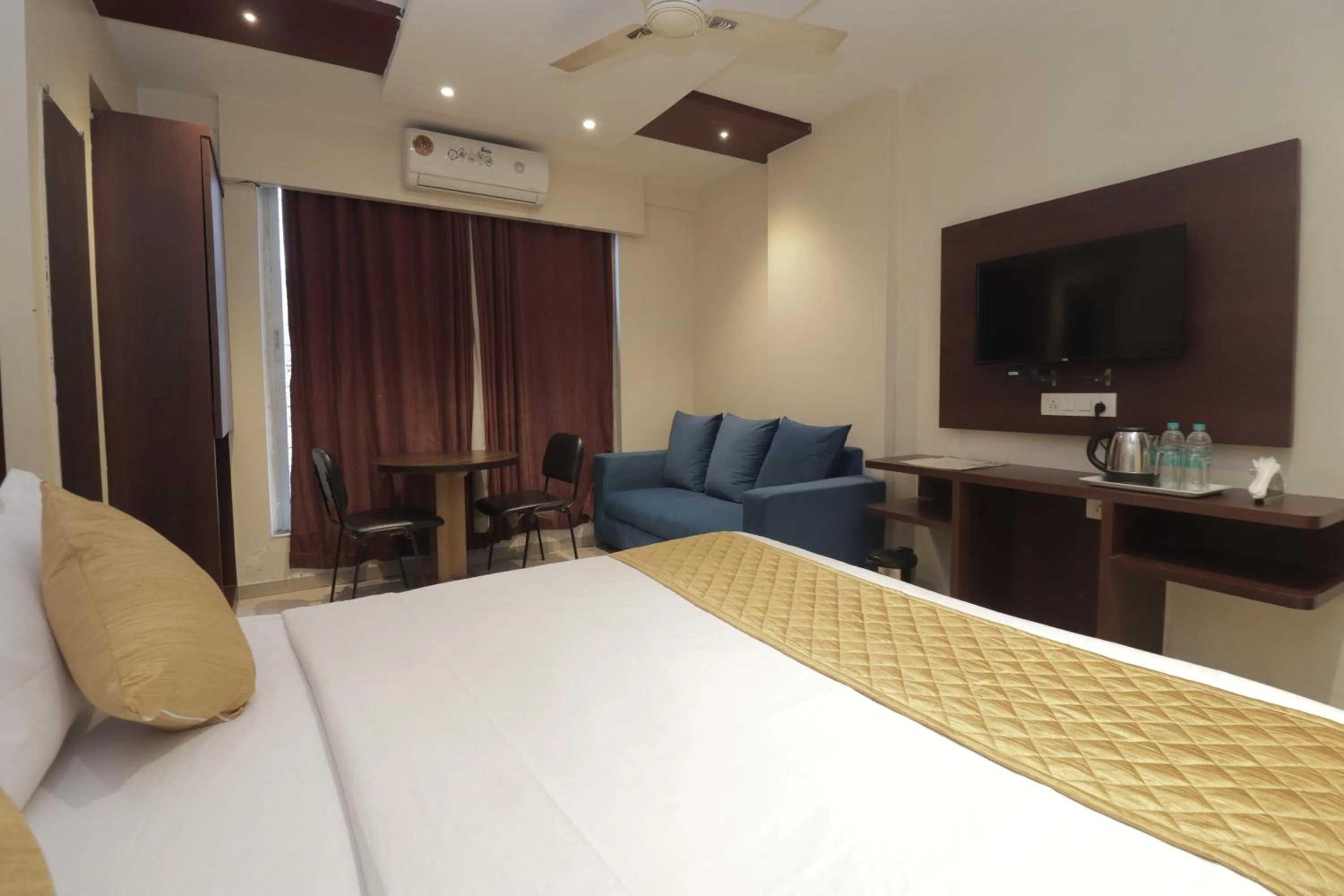 Bedroom, Bed in Hotel Malad Inn opposite Malad Railway Station