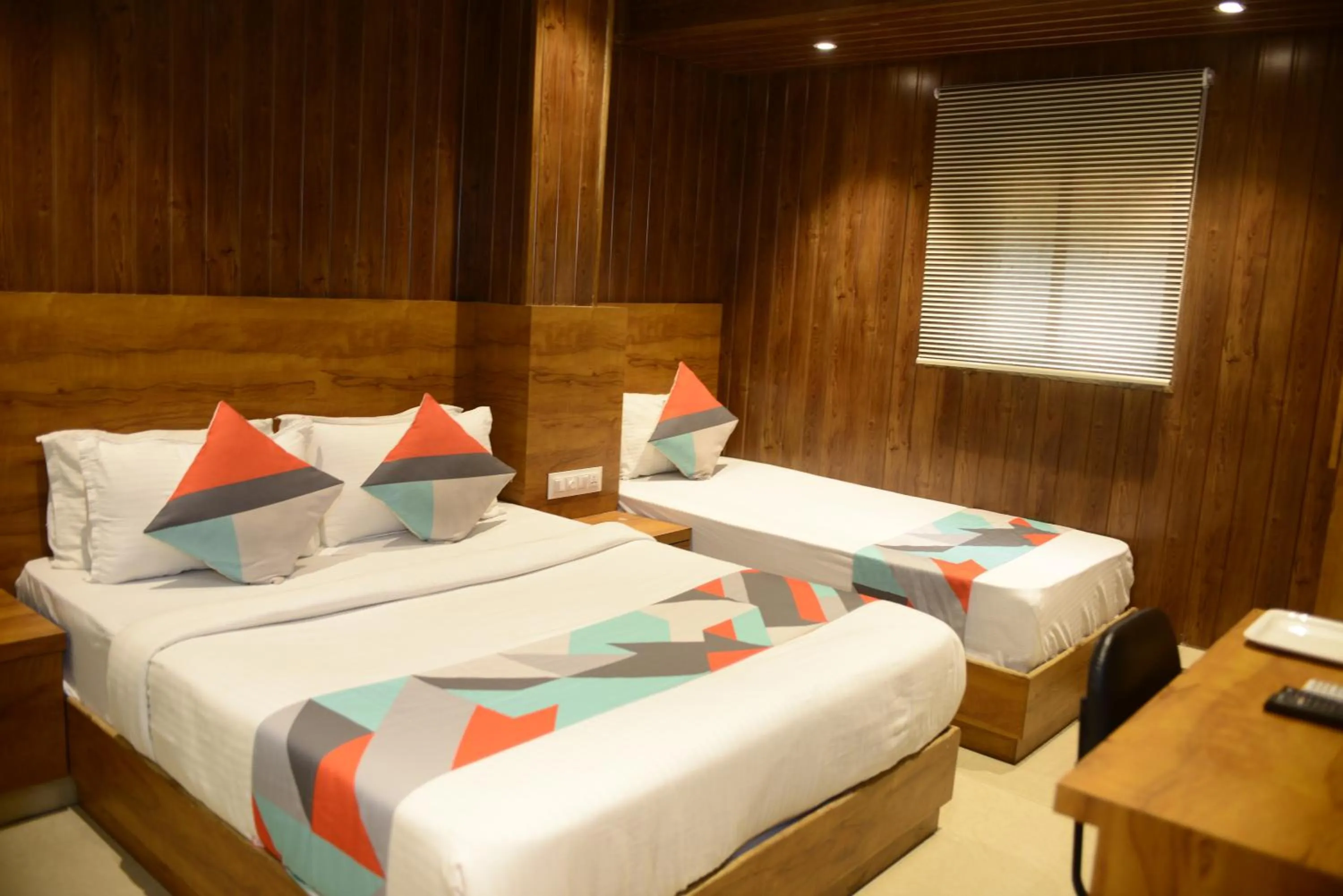 Bed in Hotel Malad Inn opposite Malad Railway Station