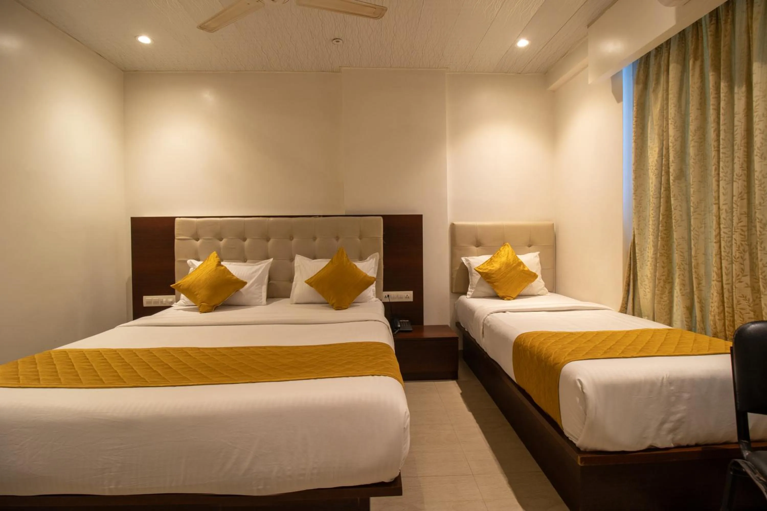 Bed in Hotel Malad Inn opposite Malad Railway Station