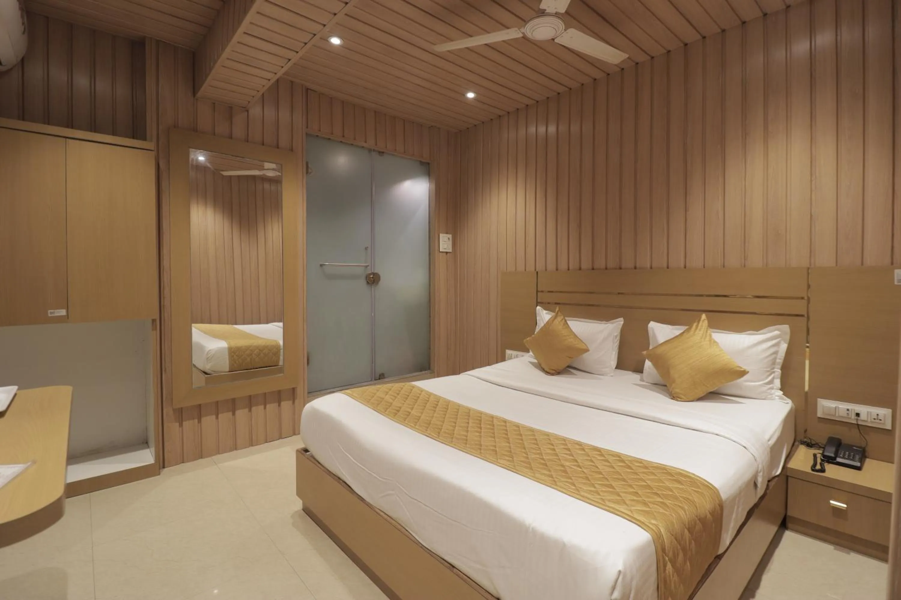 Bed in Hotel Malad Inn opposite Malad Railway Station