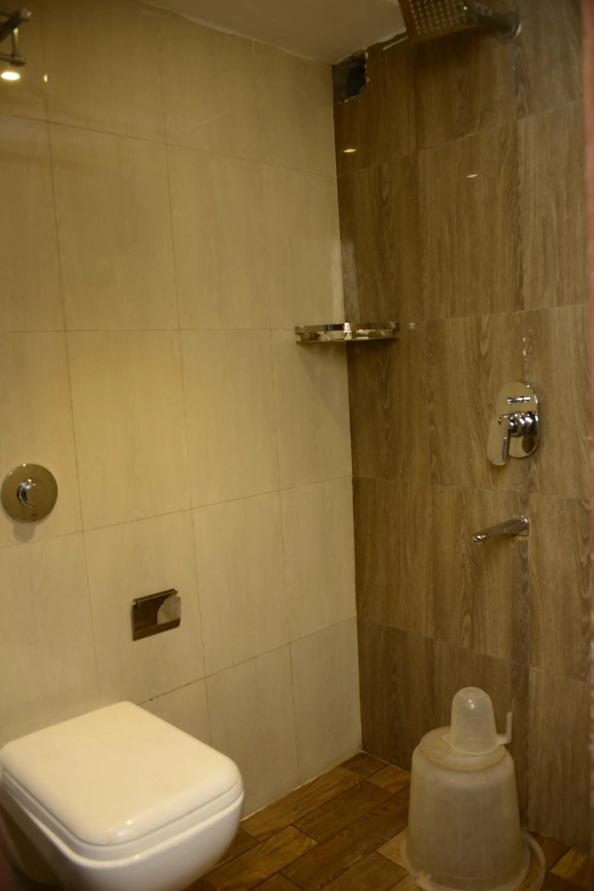 Bathroom in Hotel Malad Inn opposite Malad Railway Station