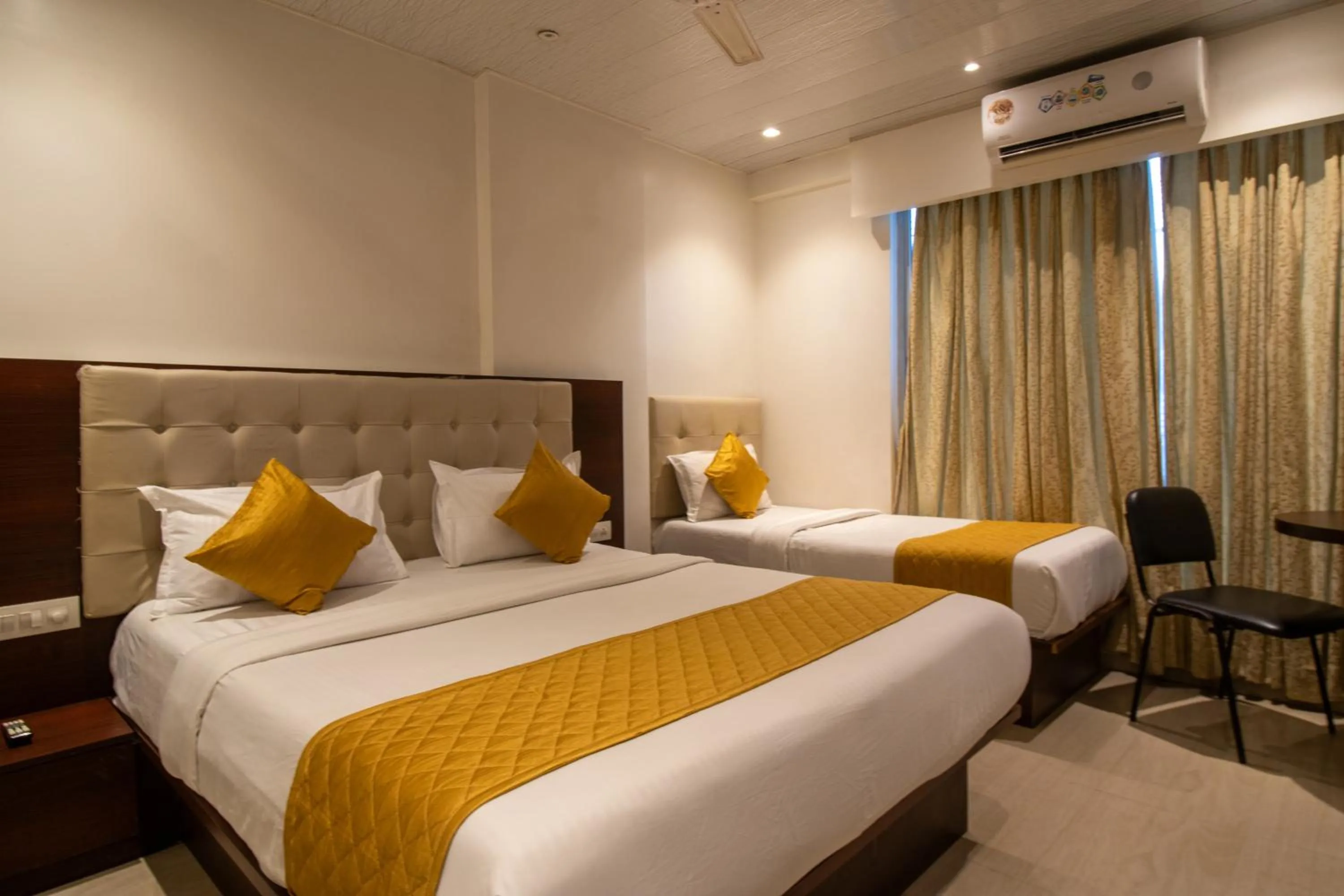 Bedroom, Bed in Hotel Malad Inn opposite Malad Railway Station