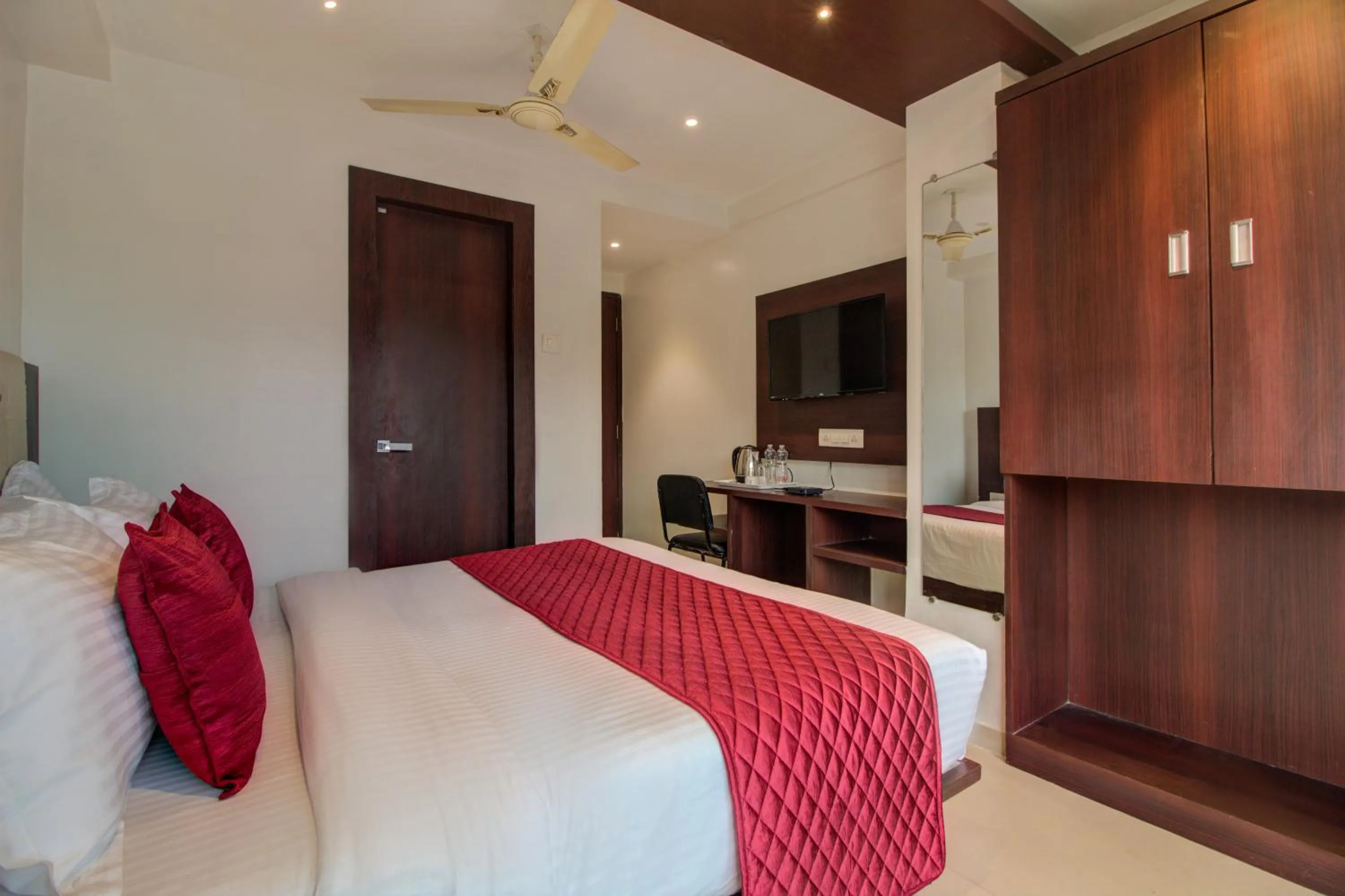 Bedroom, Bed in Hotel Malad Inn opposite Malad Railway Station