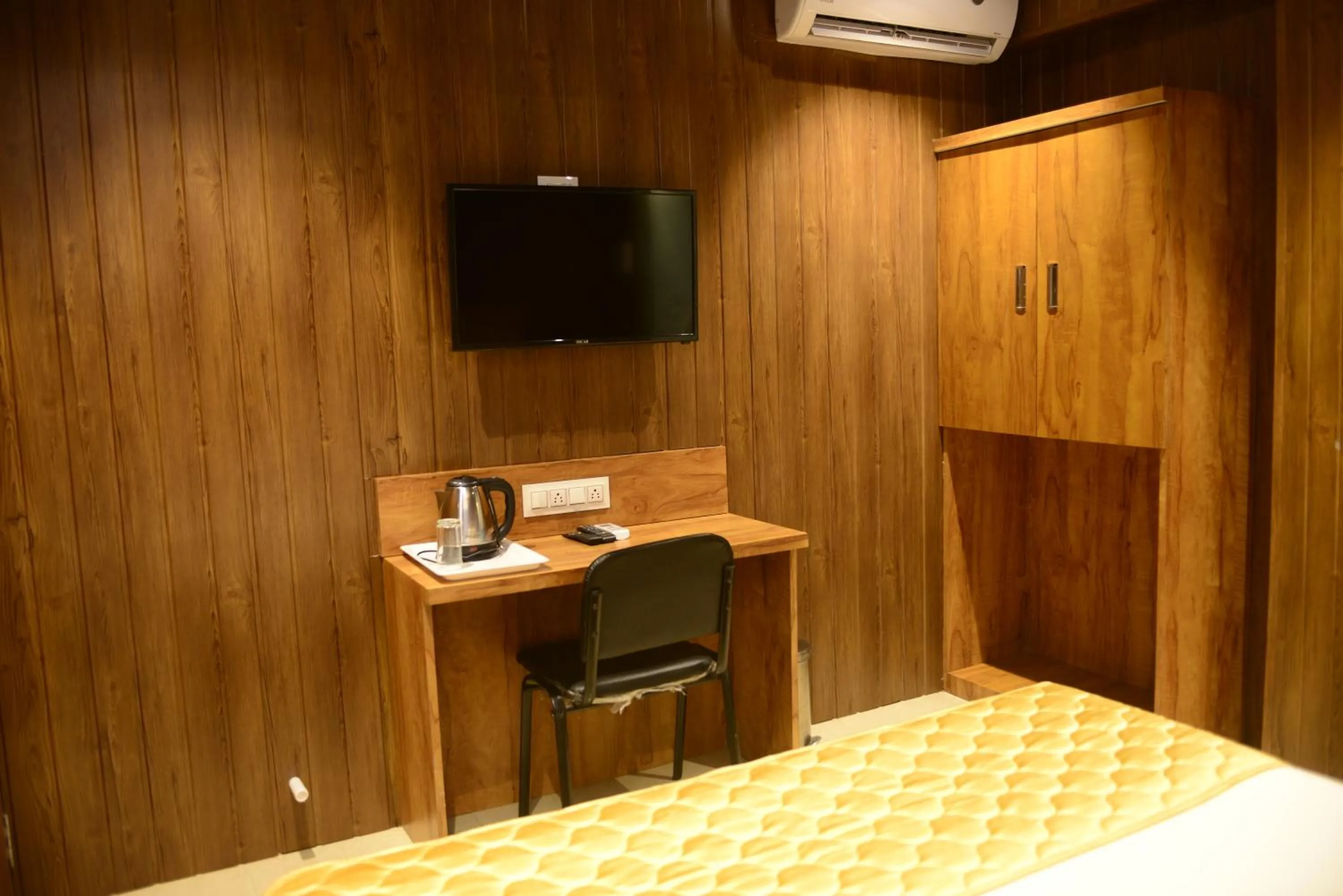 TV and multimedia, Bed in Hotel Malad Inn opposite Malad Railway Station