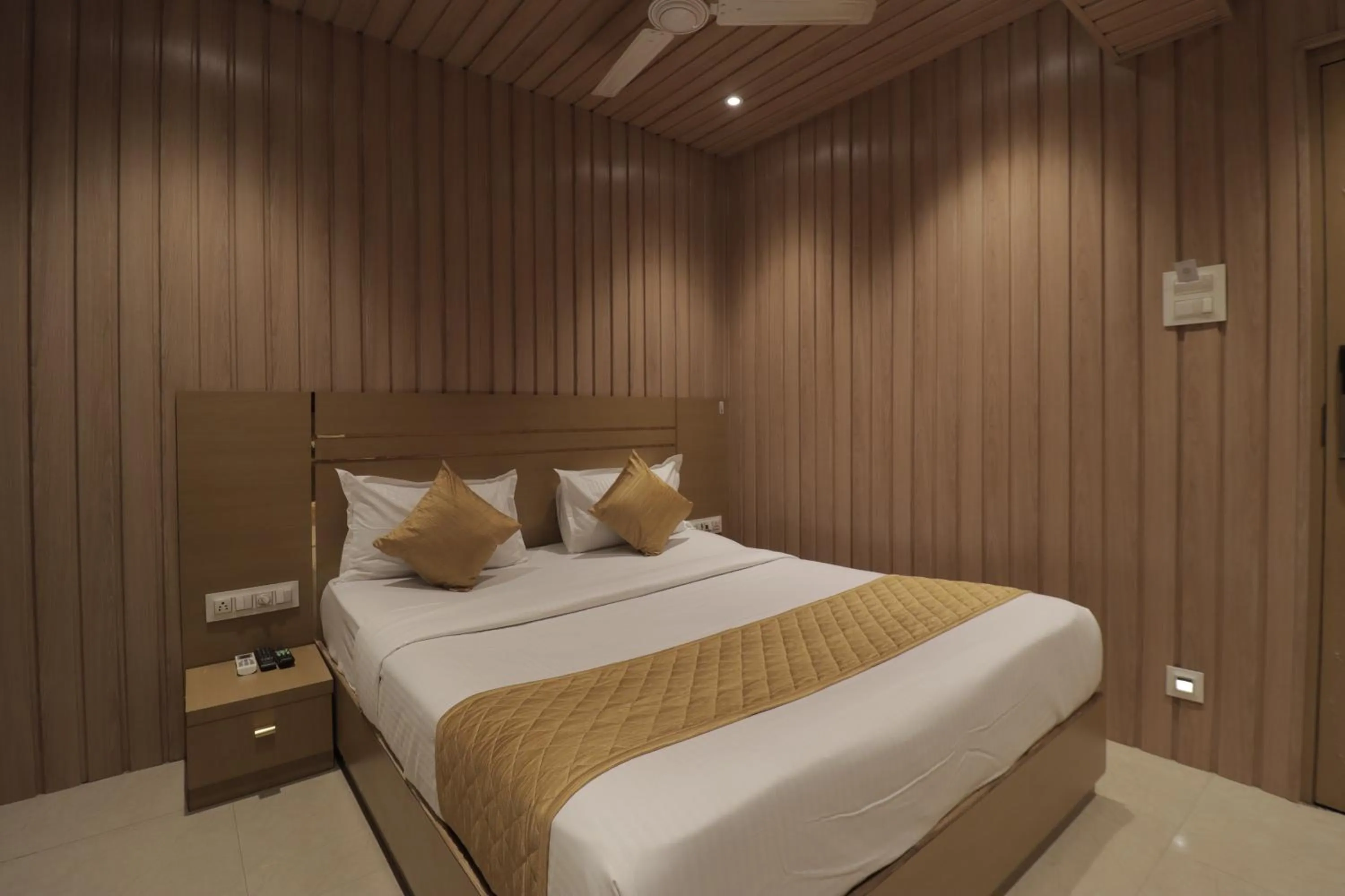 Bed in Hotel Malad Inn opposite Malad Railway Station