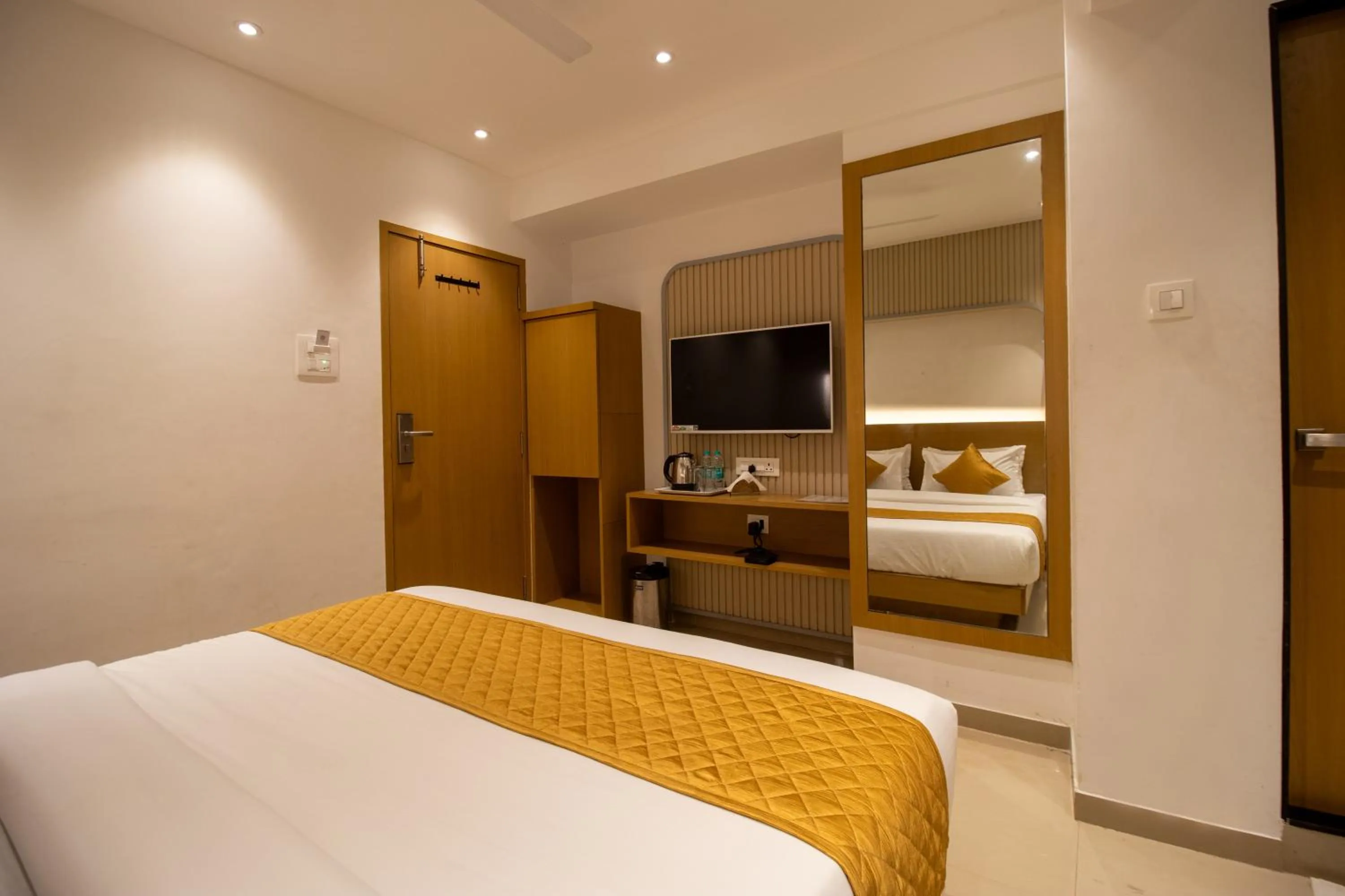 Bed in Hotel Malad Inn opposite Malad Railway Station