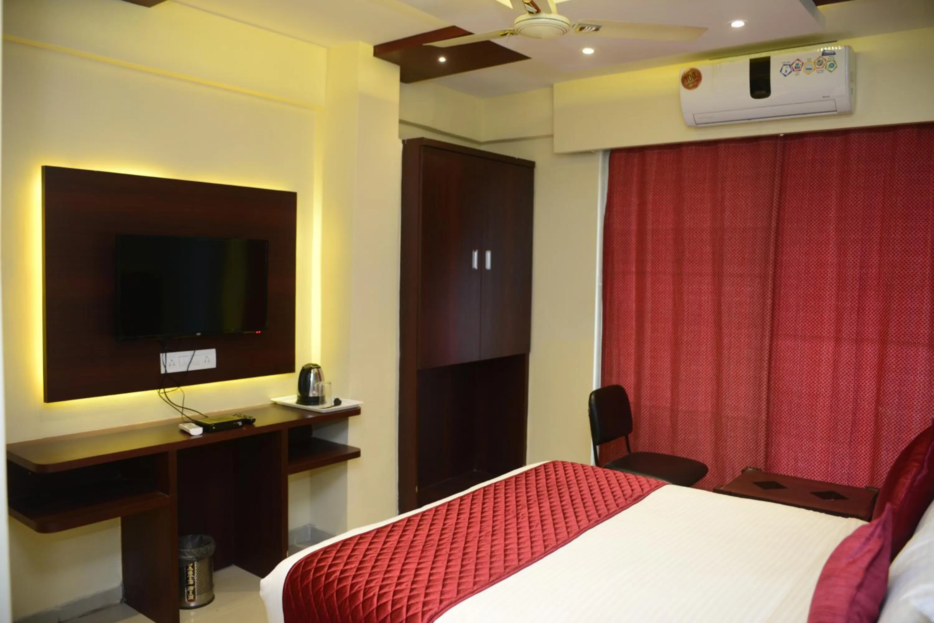 TV and multimedia, Bed in Hotel Malad Inn opposite Malad Railway Station