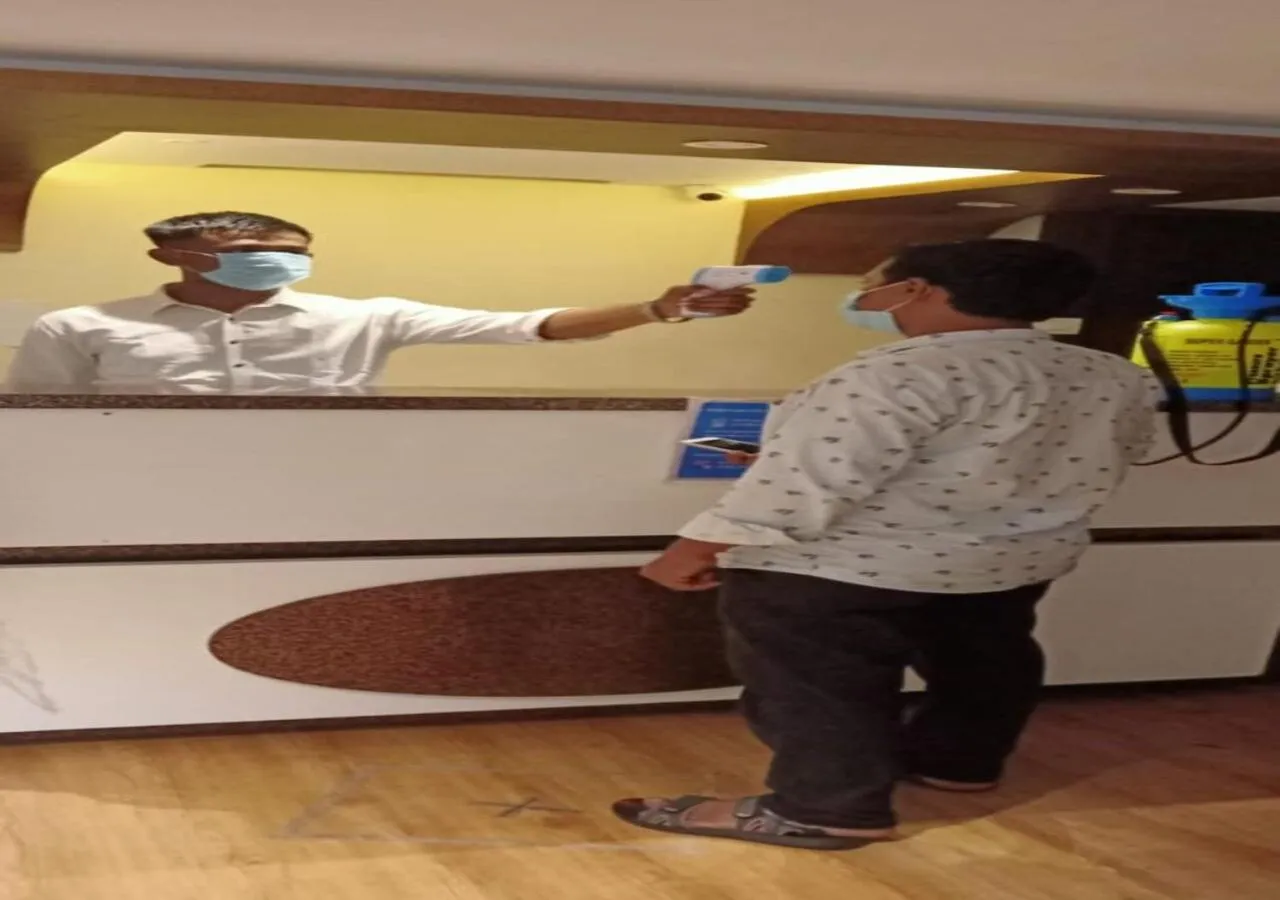 Lobby or reception in Hotel Malad Inn opposite Malad Railway Station