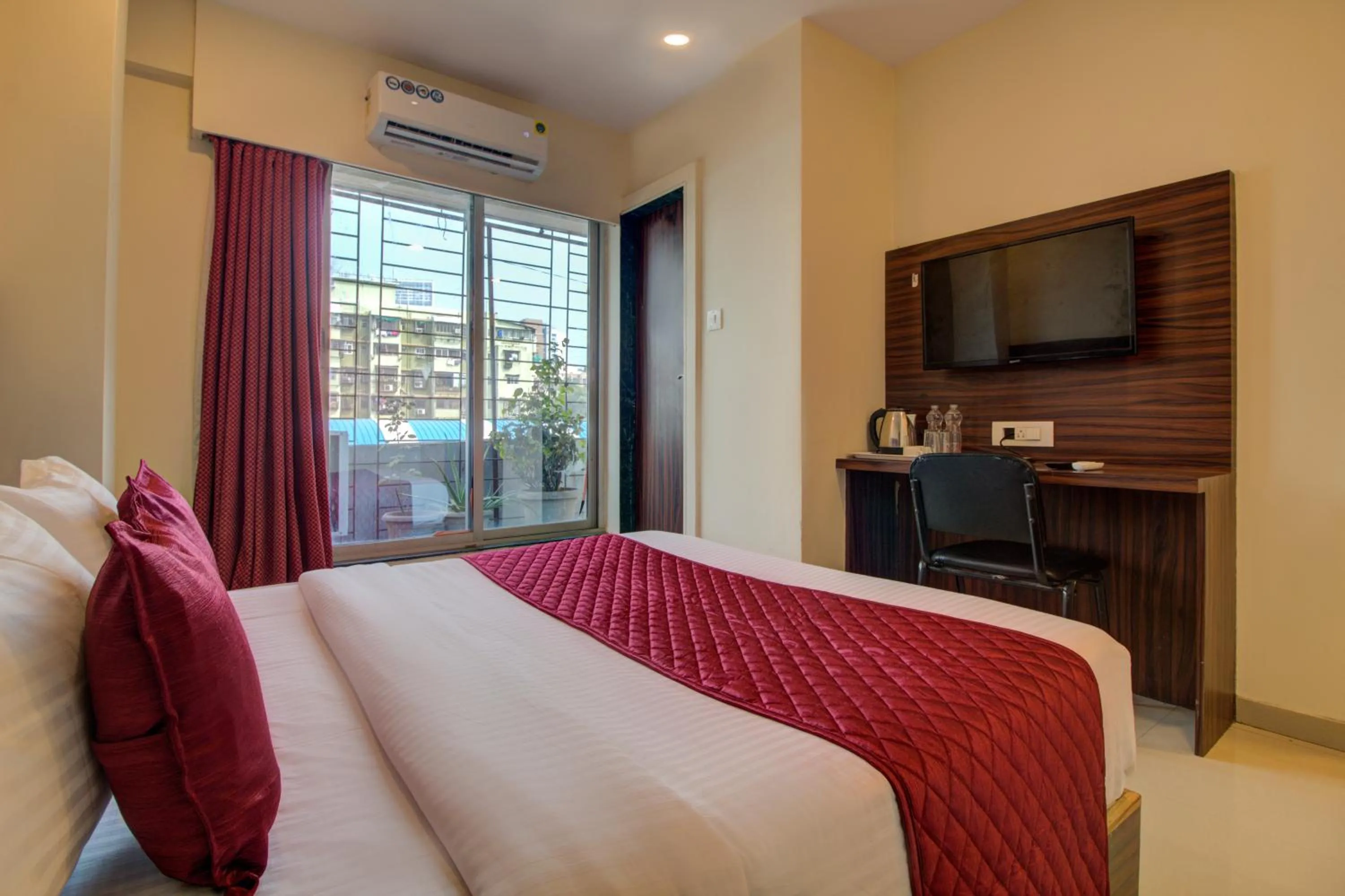 Bedroom, Bed in Hotel Malad Inn opposite Malad Railway Station