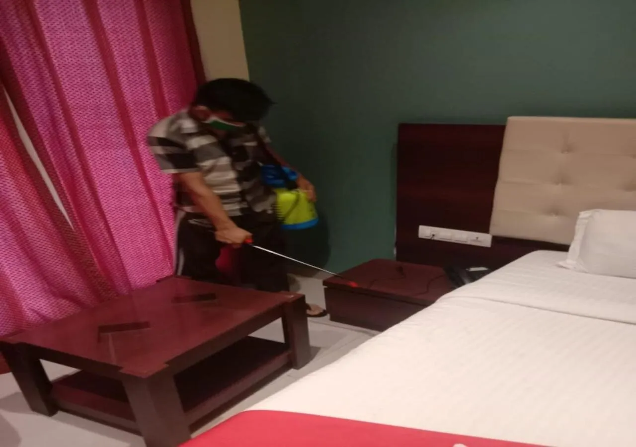 Bedroom, Bed in Hotel Malad Inn opposite Malad Railway Station