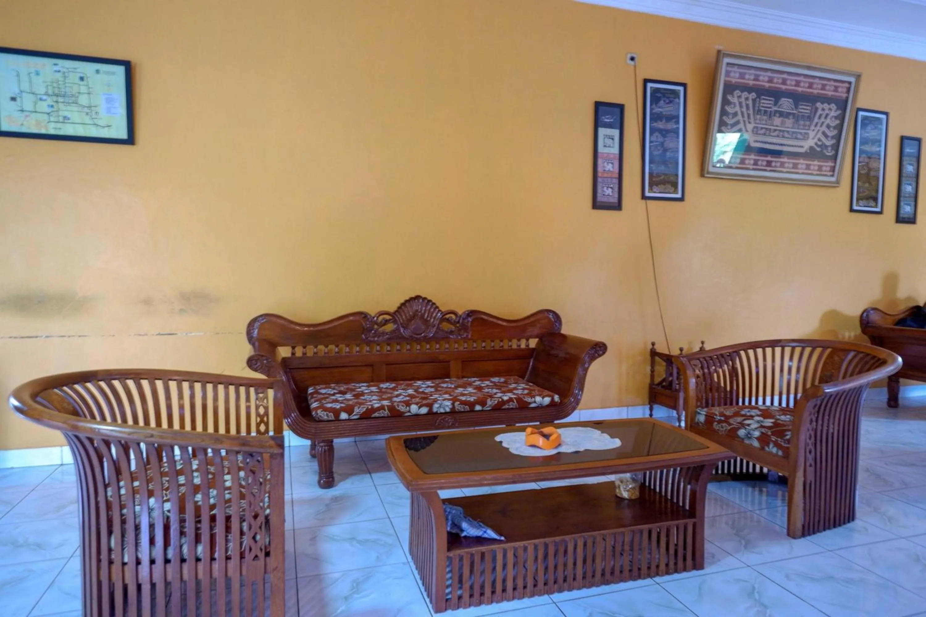Seating area in RedDoorz near Lokawisata Baturaden