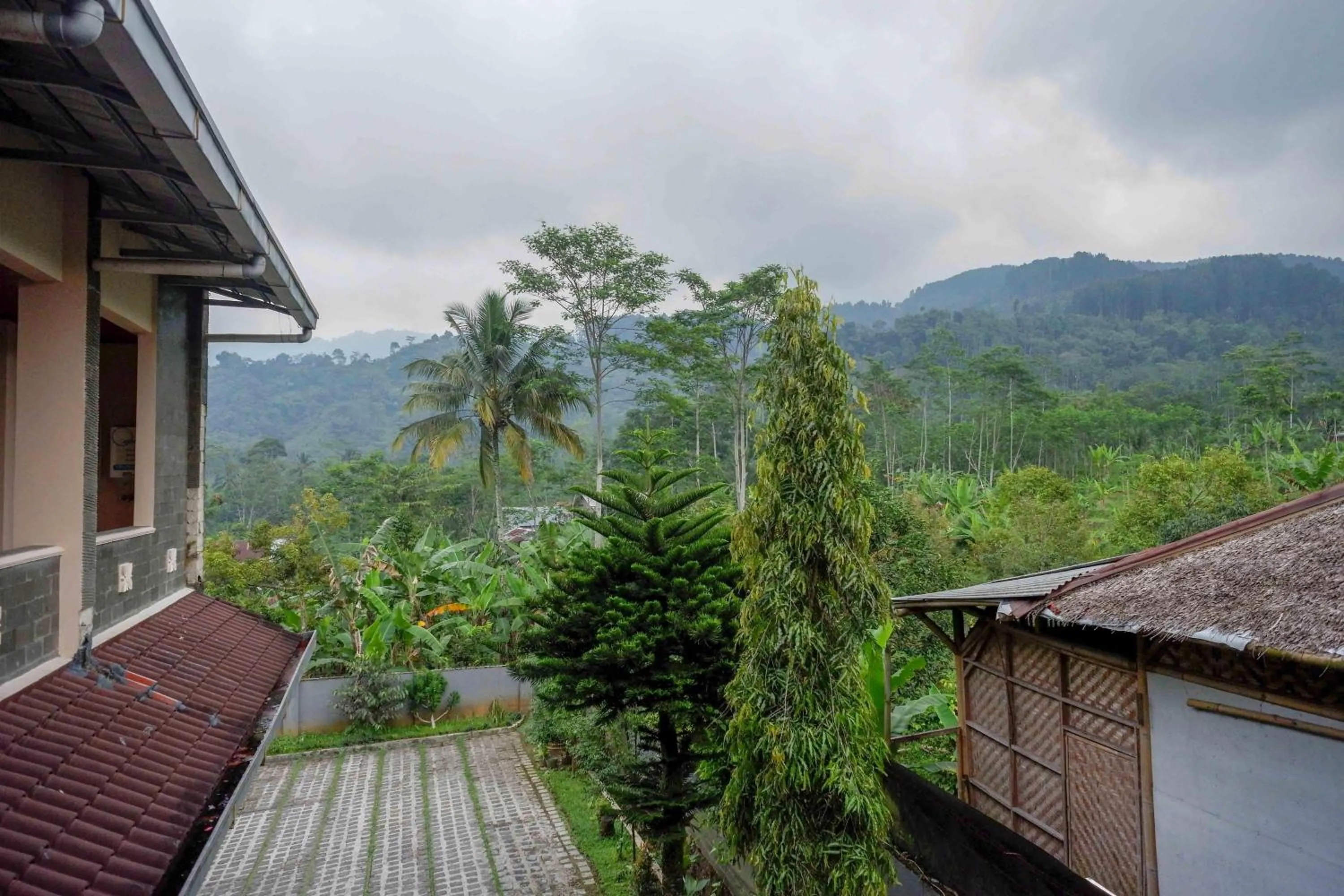 Property building in RedDoorz near Lokawisata Baturaden