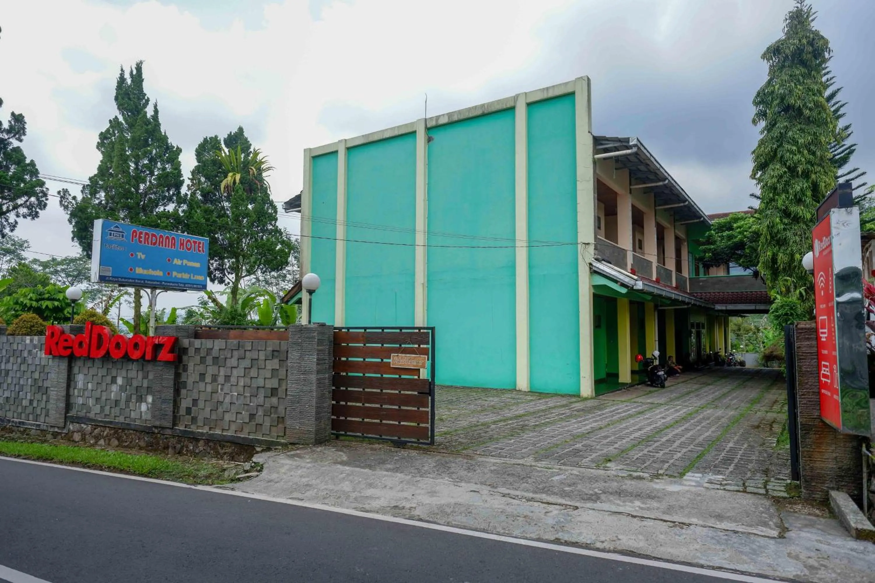 Facade/entrance in RedDoorz near Lokawisata Baturaden