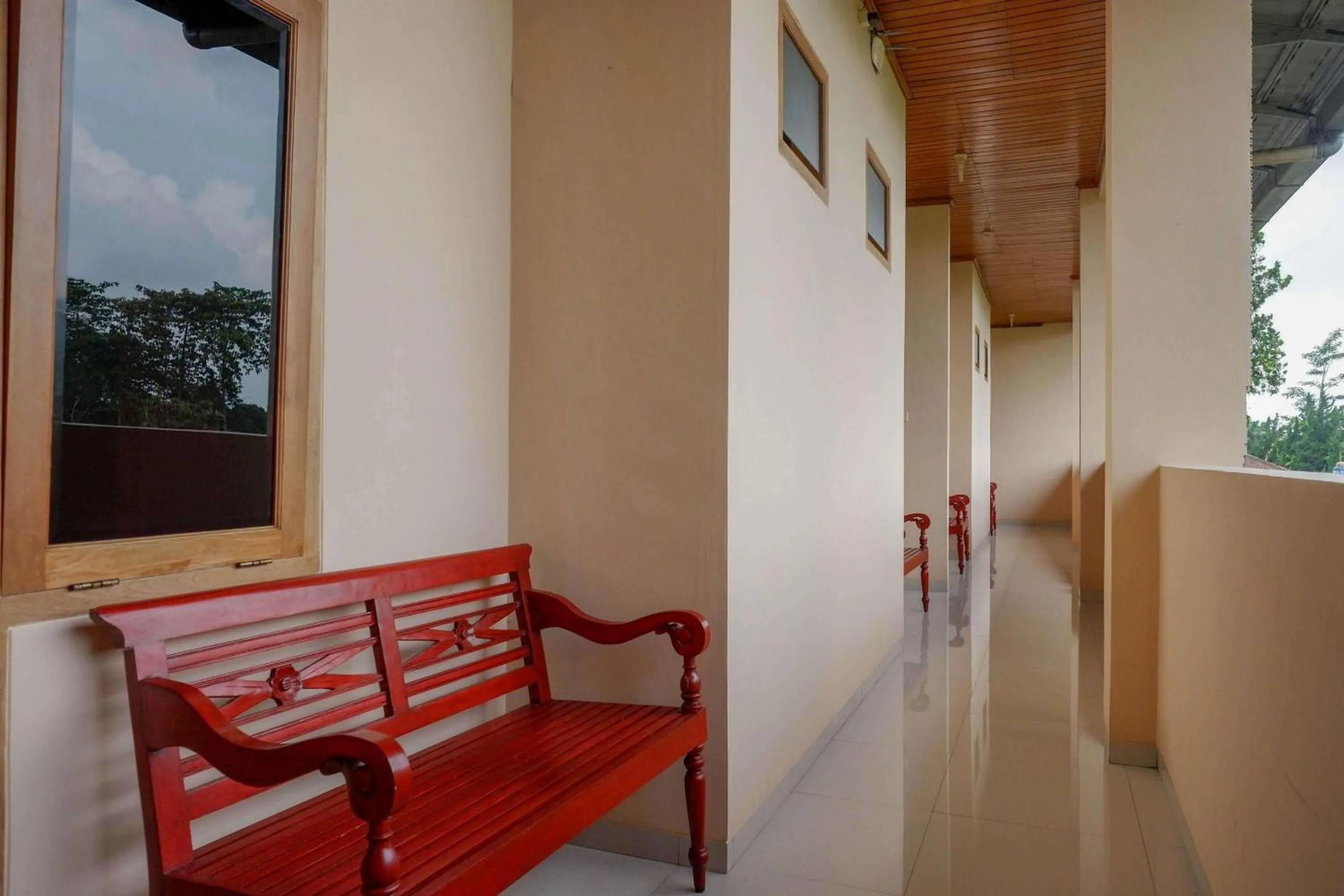 Seating area in RedDoorz near Lokawisata Baturaden