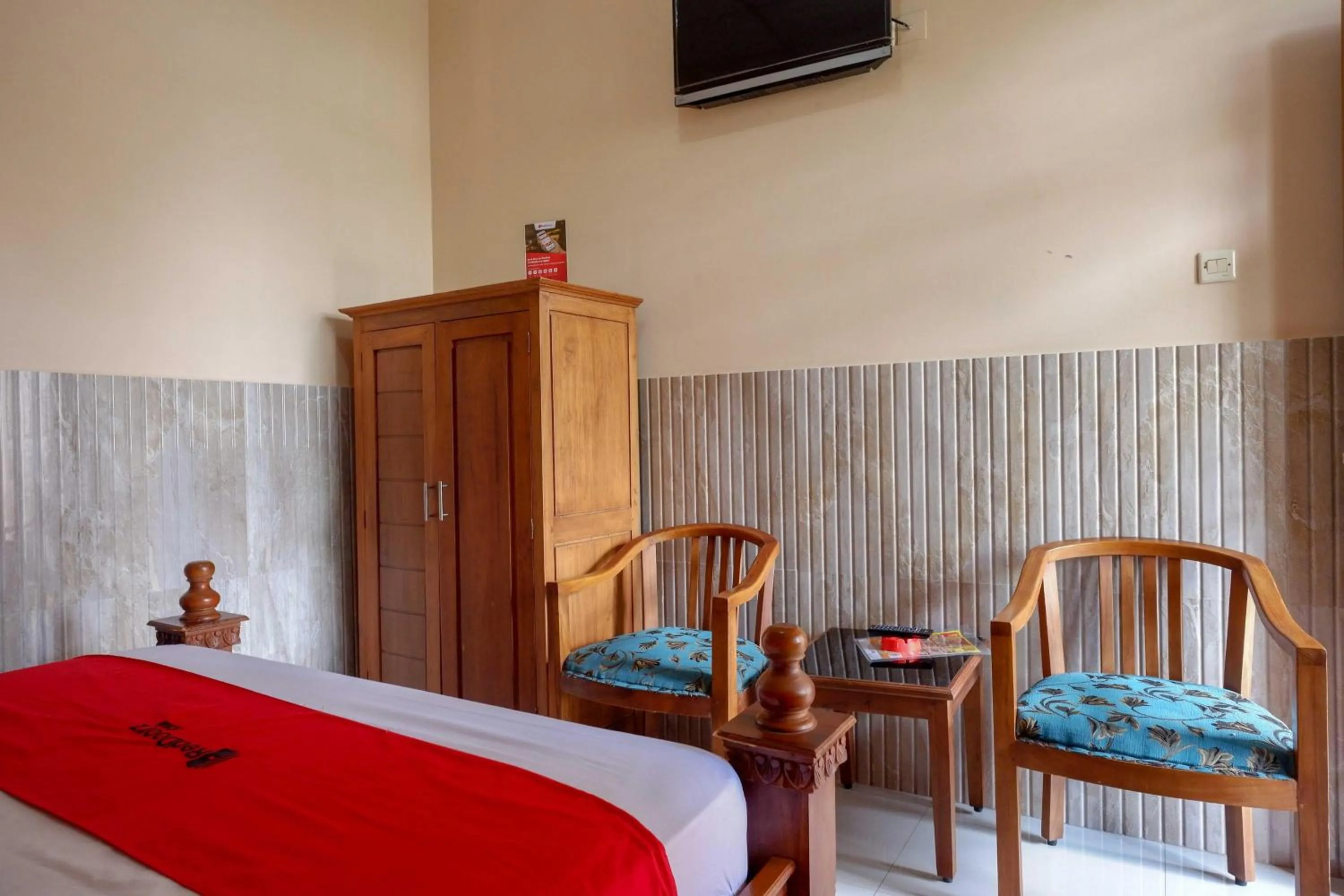 Bedroom, Bed in RedDoorz near Lokawisata Baturaden