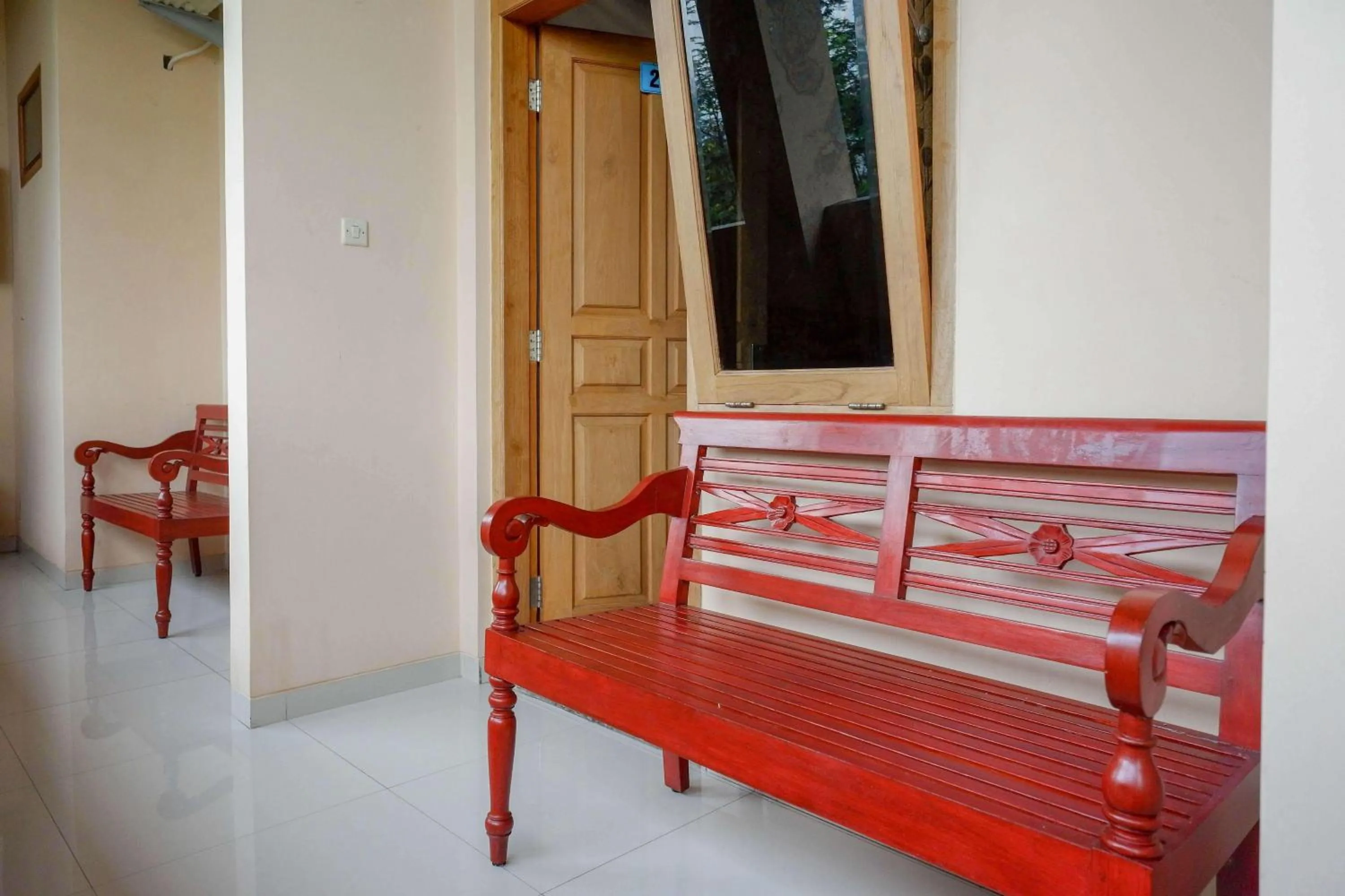 Seating area in RedDoorz near Lokawisata Baturaden