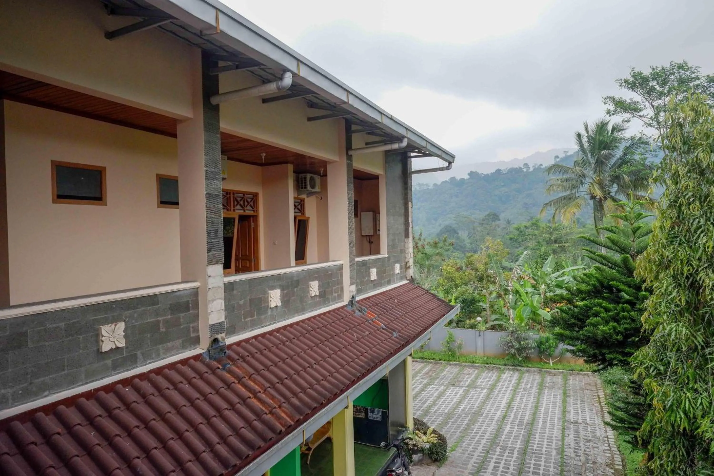 Property building in RedDoorz near Lokawisata Baturaden