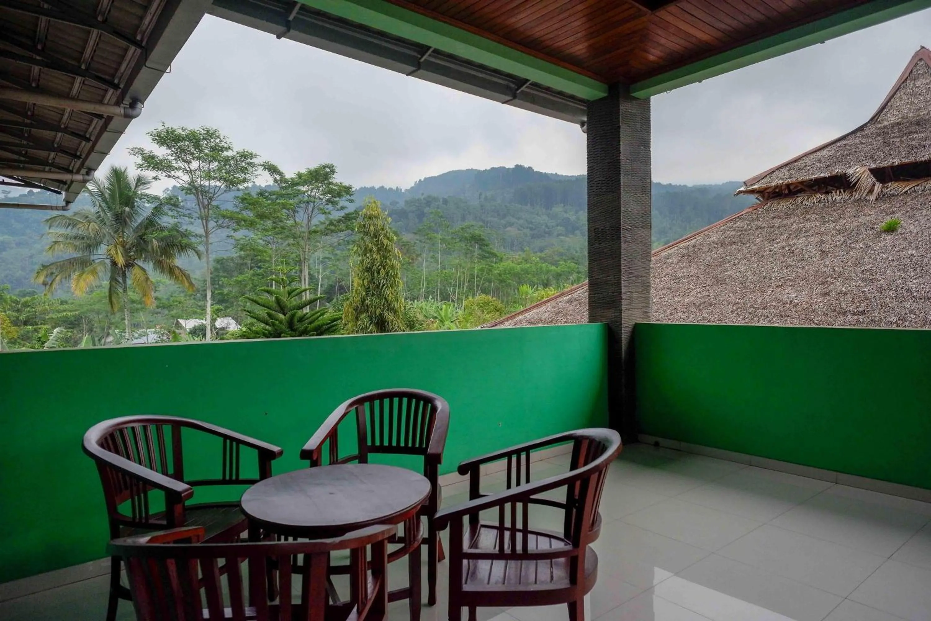 Seating area in RedDoorz near Lokawisata Baturaden