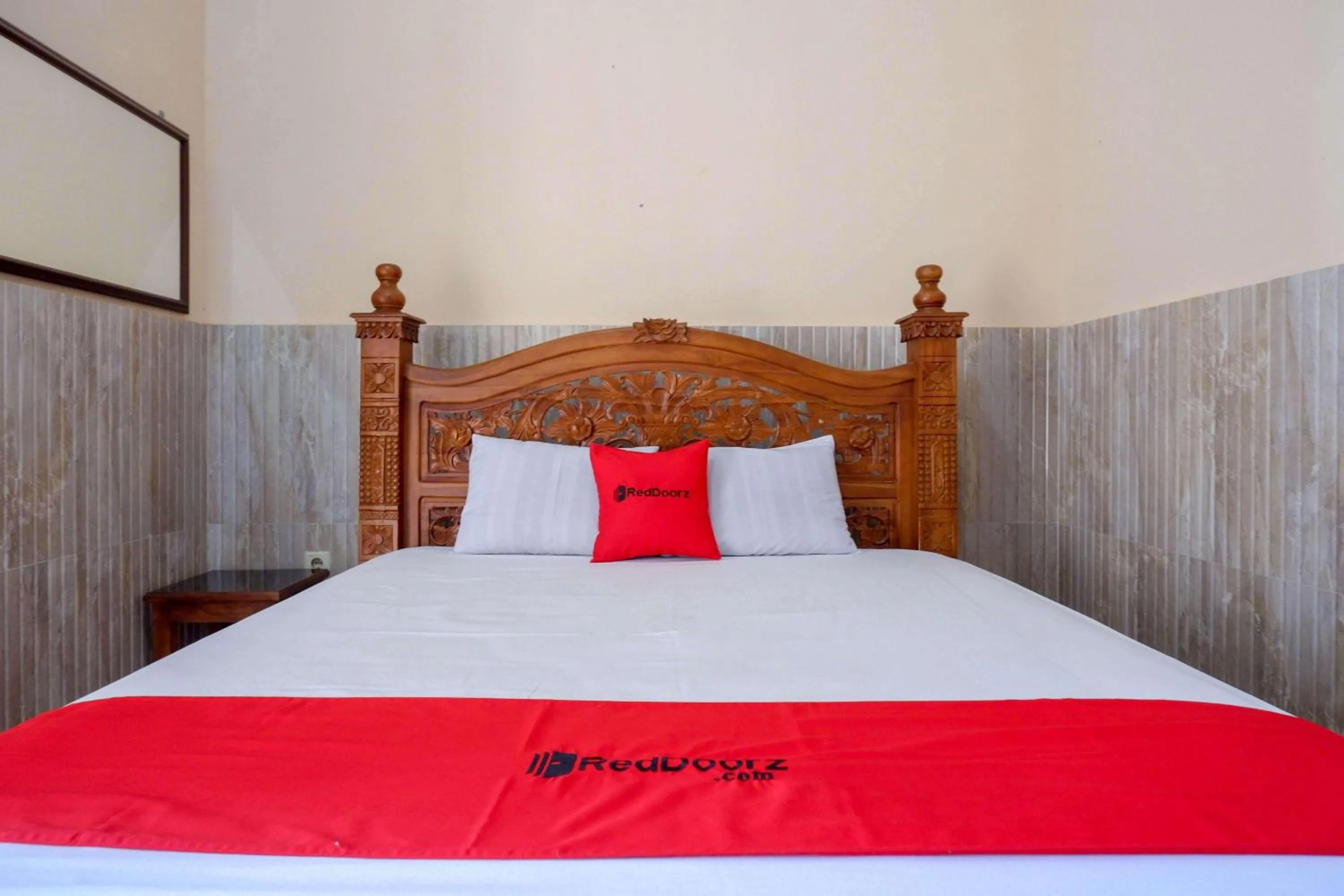 Bedroom, Bed in RedDoorz near Lokawisata Baturaden