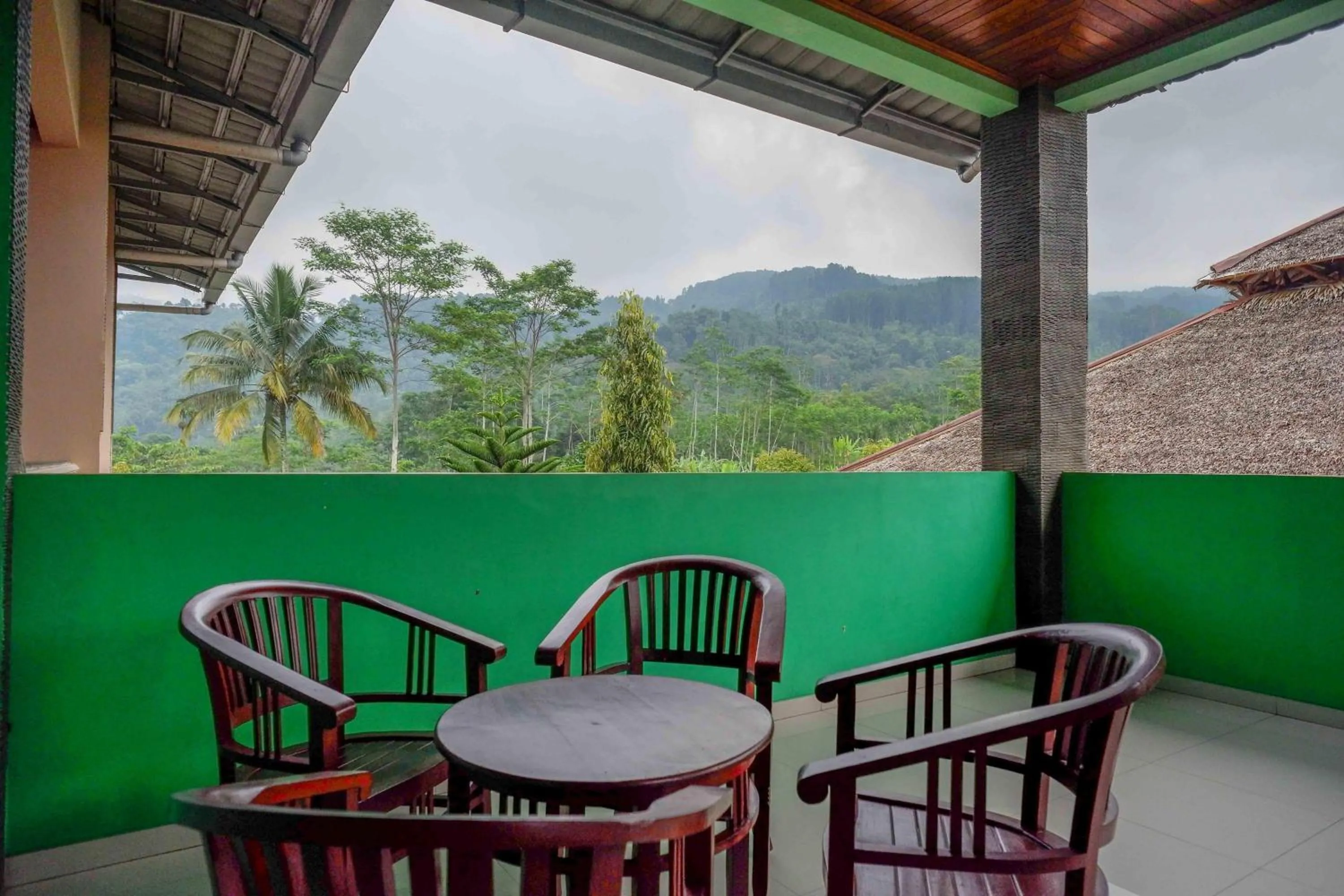 Seating area in RedDoorz near Lokawisata Baturaden
