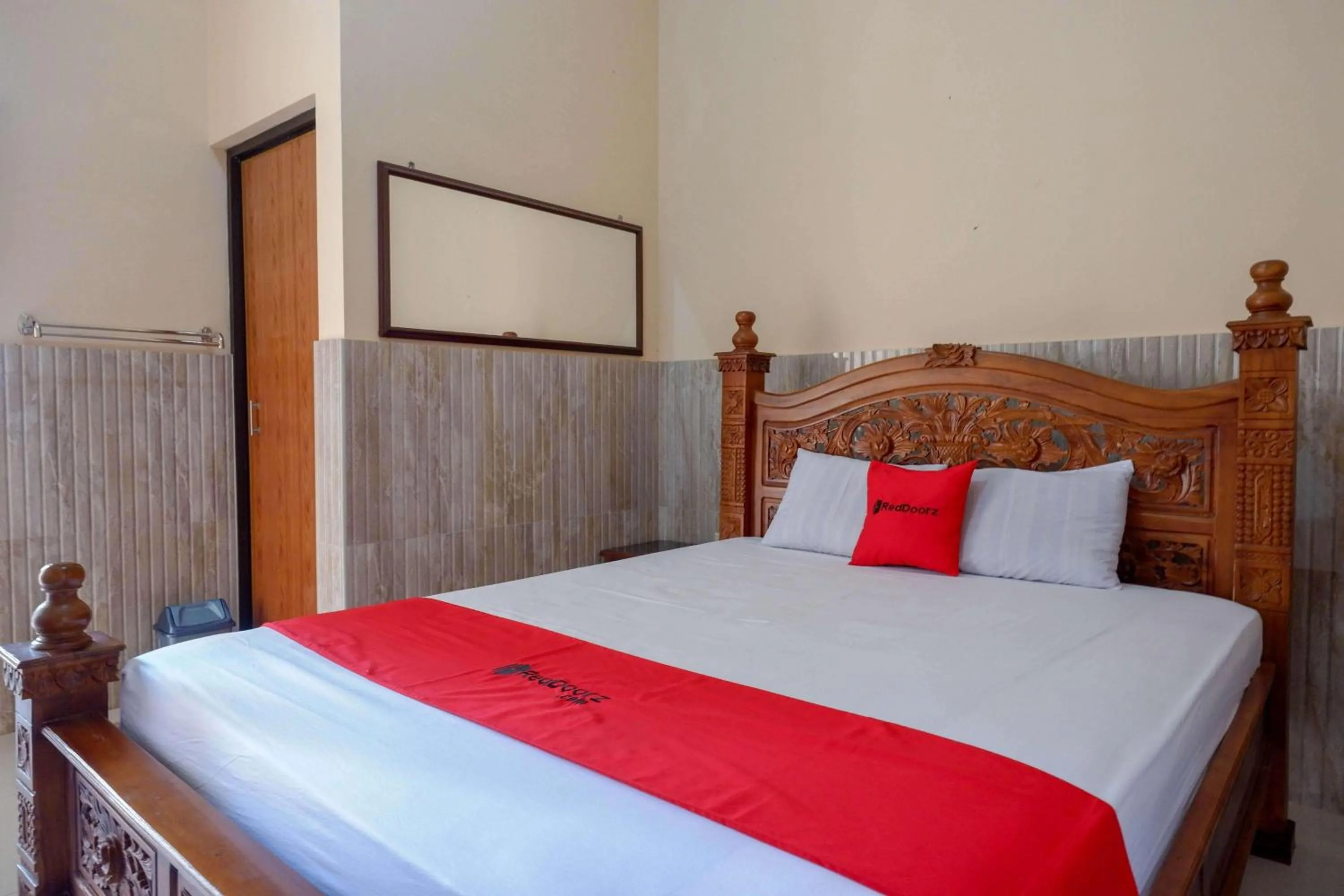 Bedroom, Bed in RedDoorz near Lokawisata Baturaden