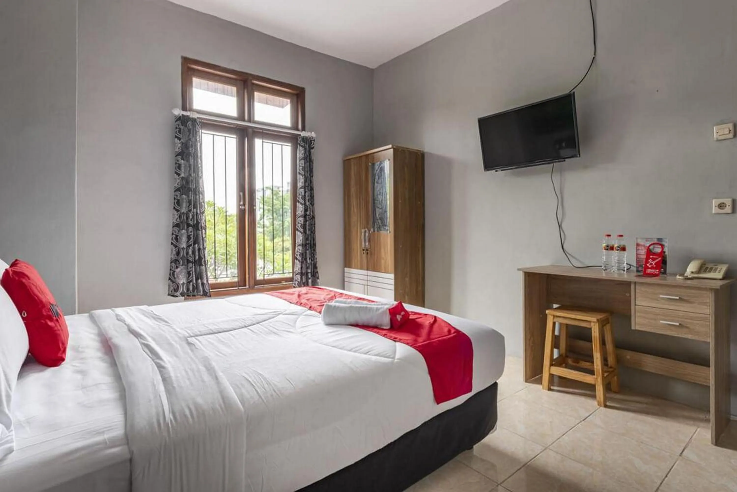 Bedroom, Bed in RedDoorz @ Jemursari Surabaya 2