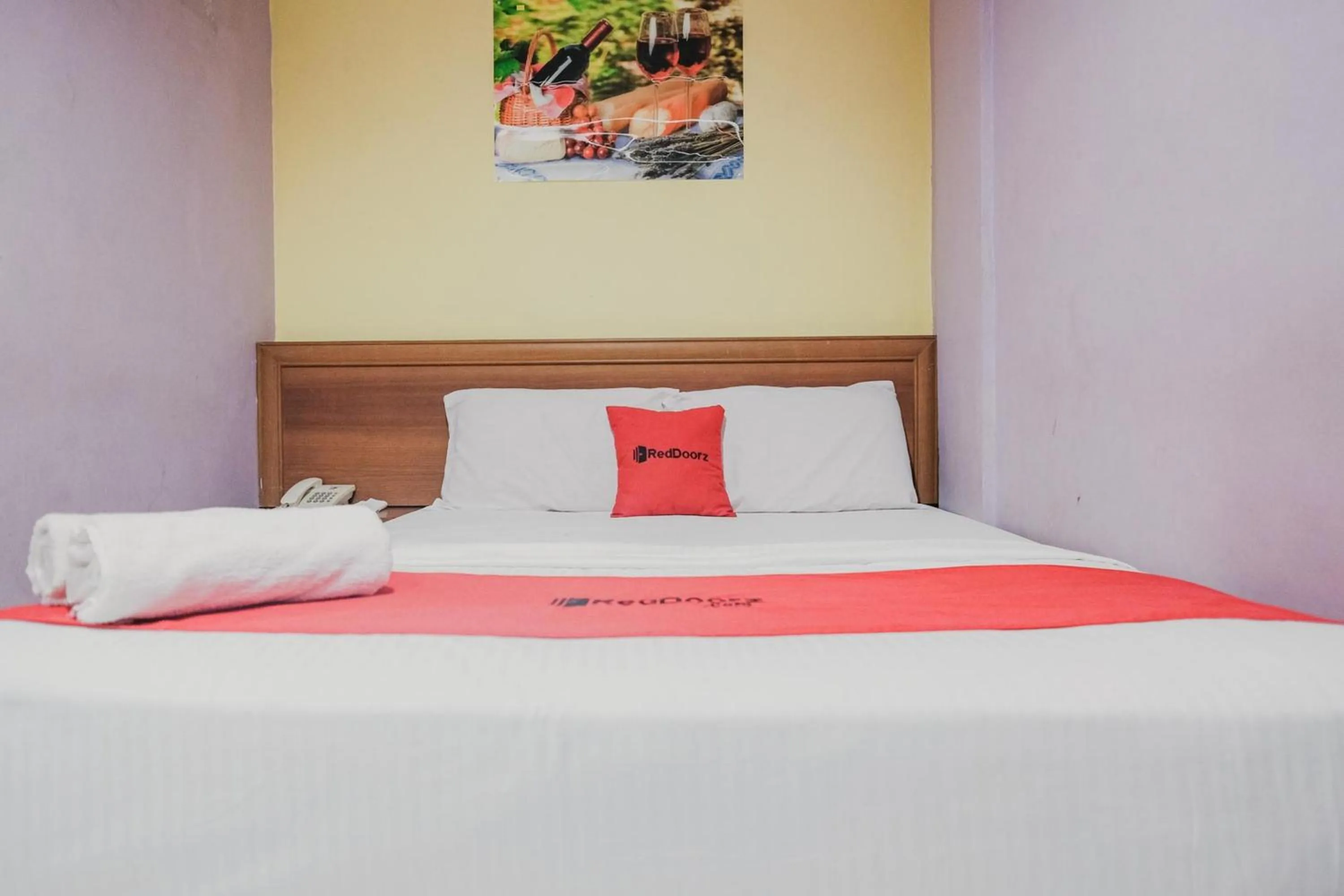 Bed in Reddoorz near Nagoya Hill Mall Batam 5