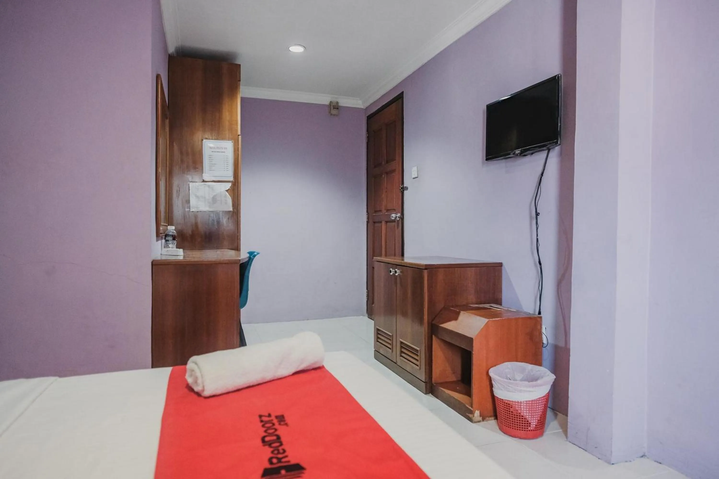 Bed in Reddoorz near Nagoya Hill Mall Batam 5