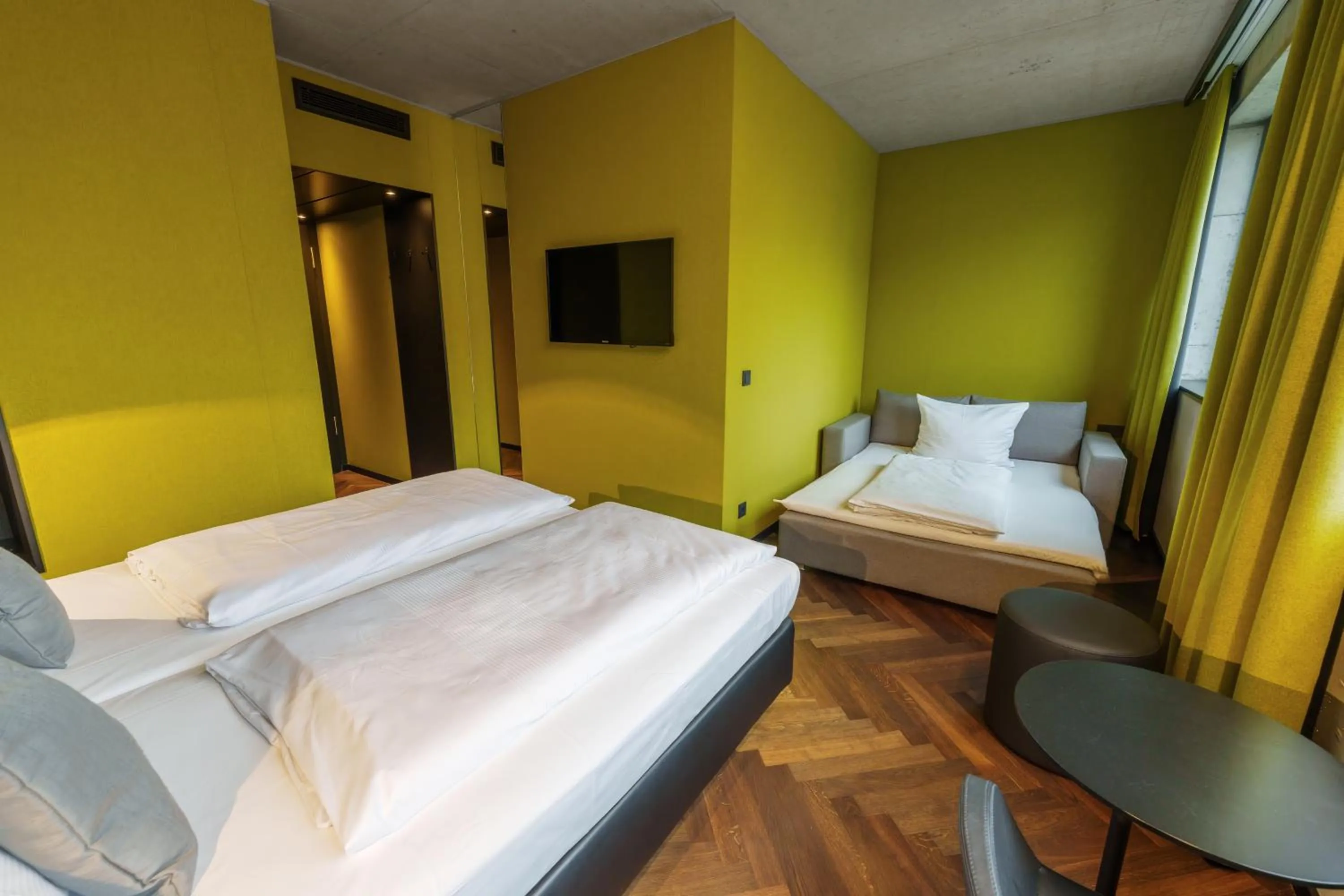 Living room, Bed in Roomreich