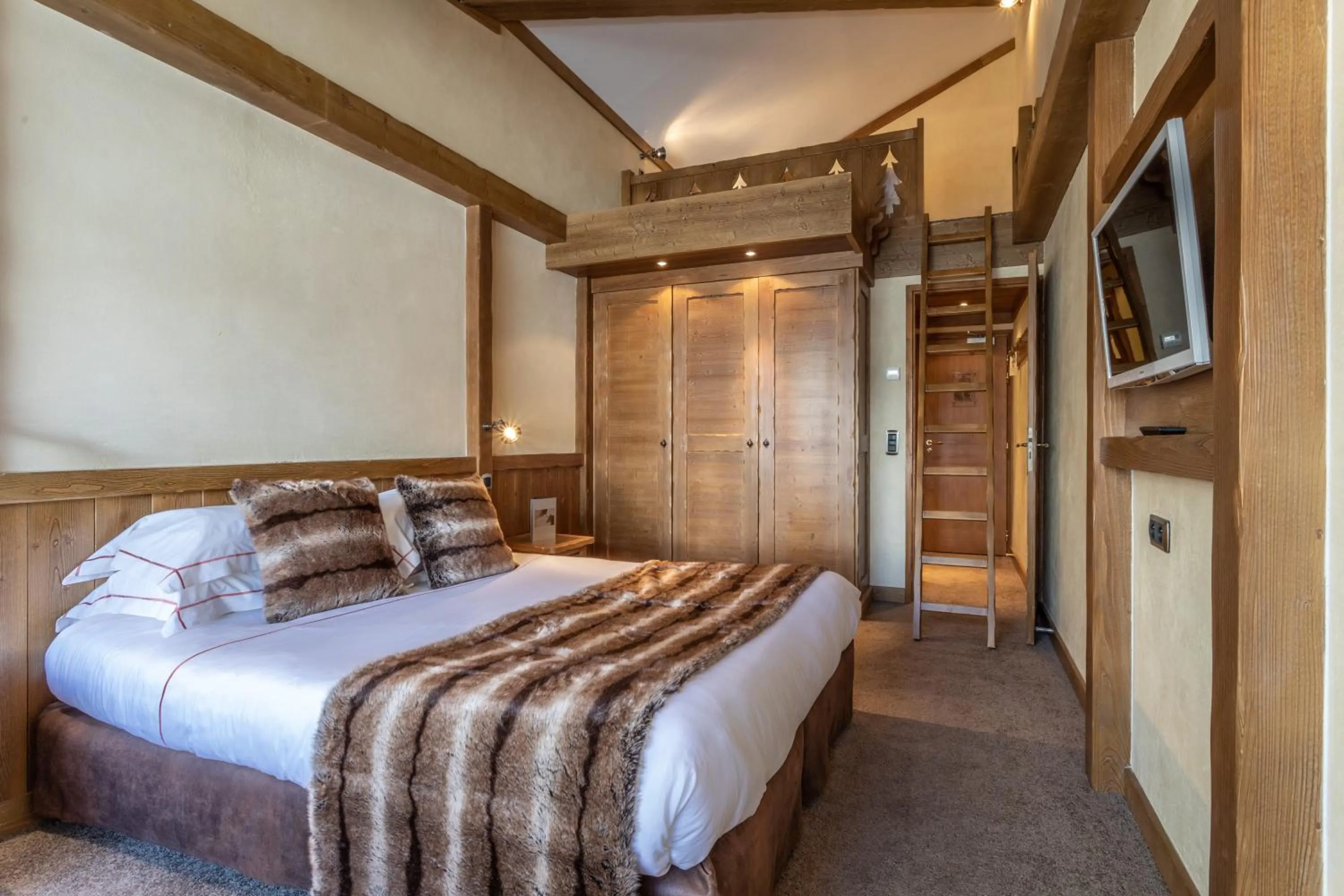 Photo of the whole room, Bed in Hôtel Les Sherpas