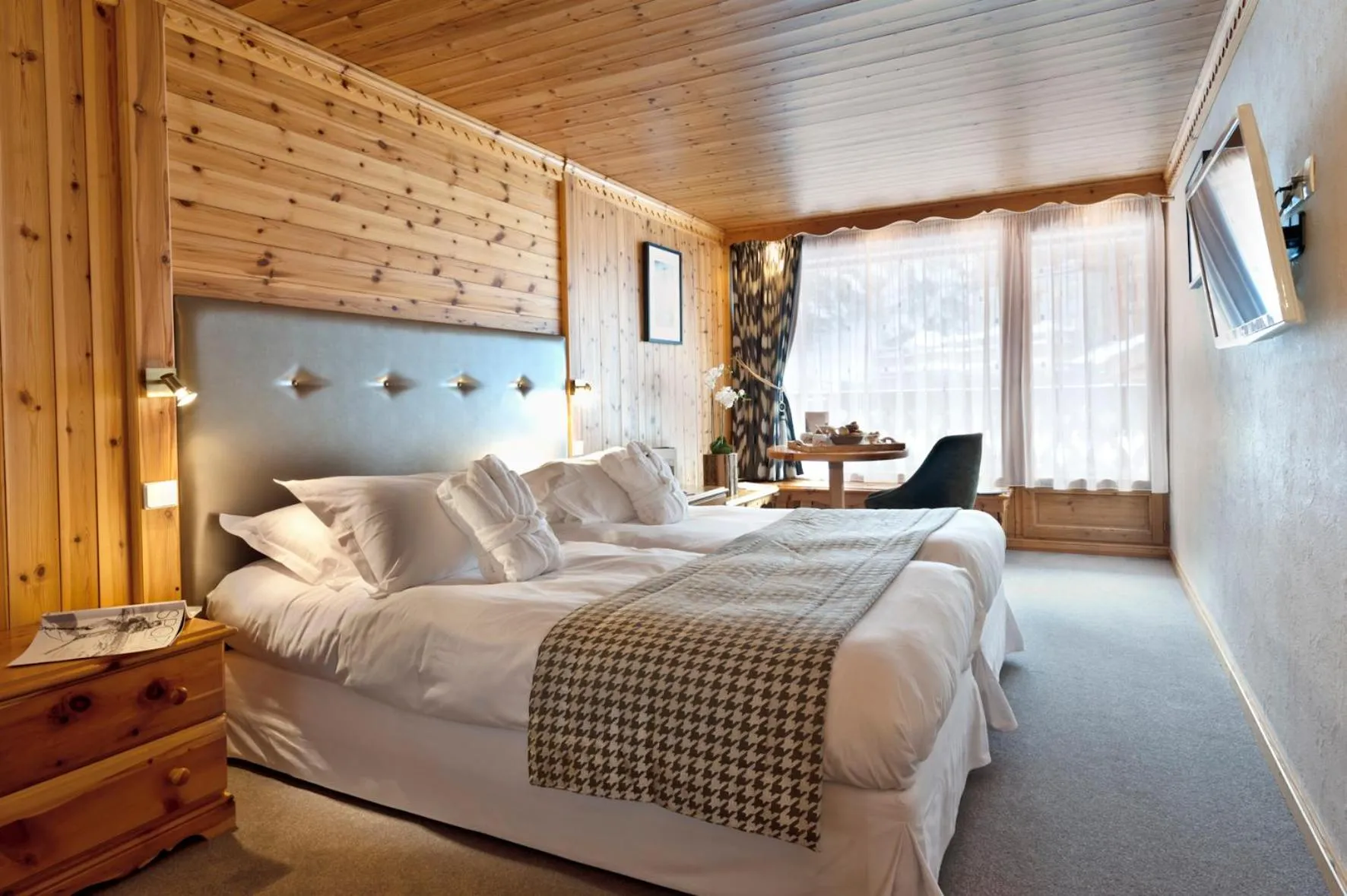 Bed in Hôtel Les Sherpas