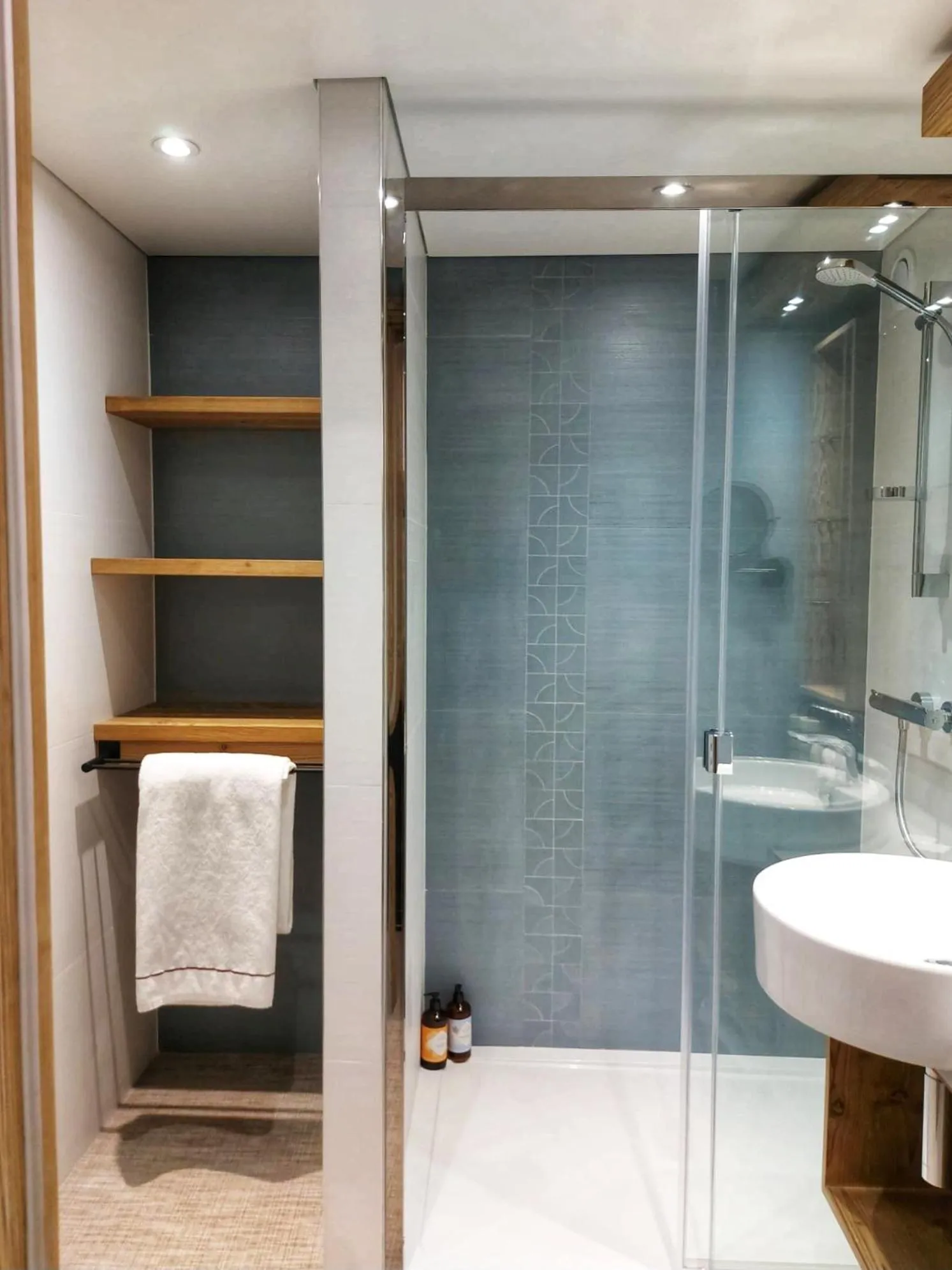 Shower in Hôtel Les Sherpas