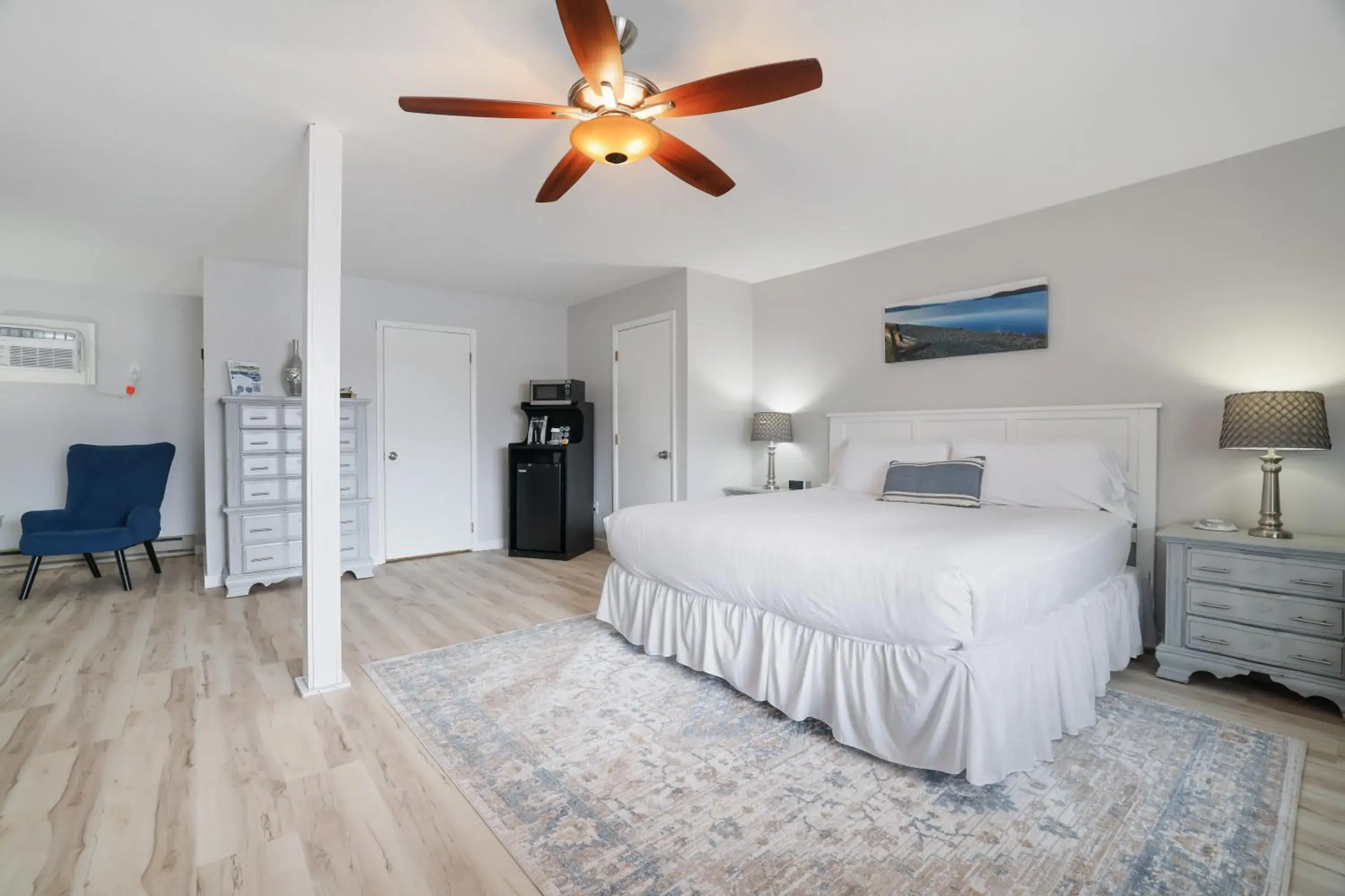 King Room in East Shore Lodging King Room in East Shore Lodging