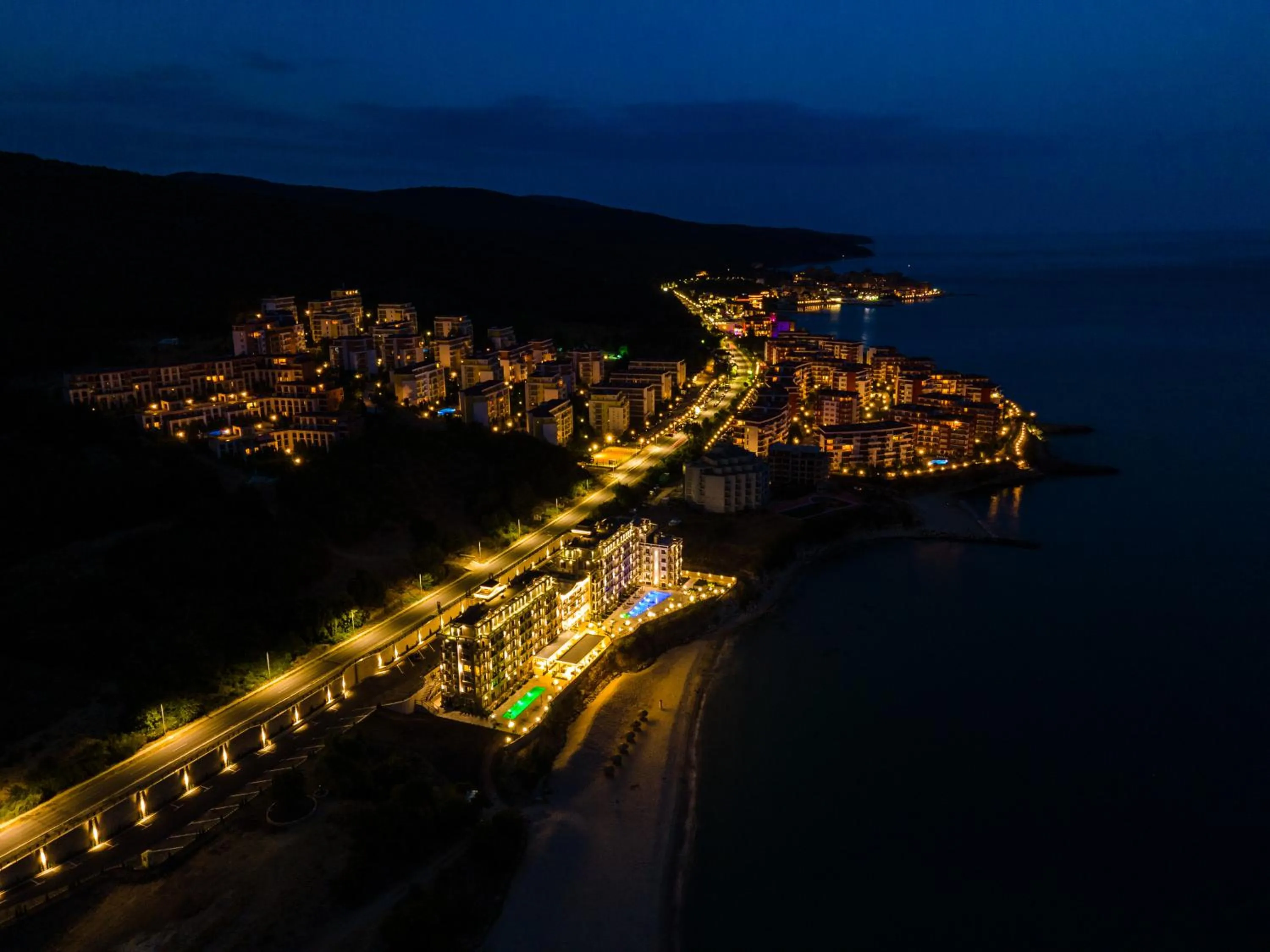 Night in Onyx Beach Residence - Free Beach Access & Parking