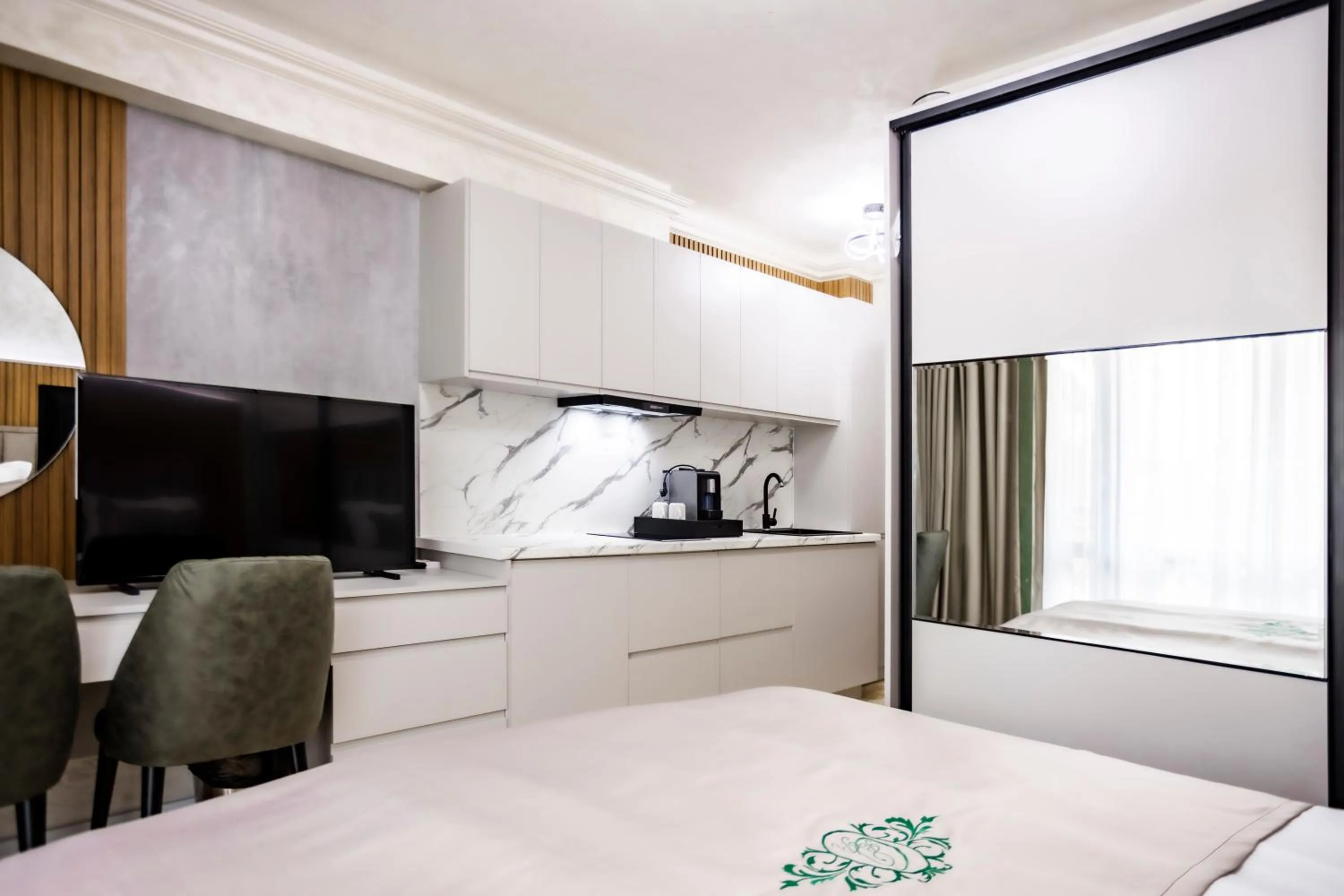 Mountain view, Bed in Onyx Beach Residence - Free Beach Access & Parking