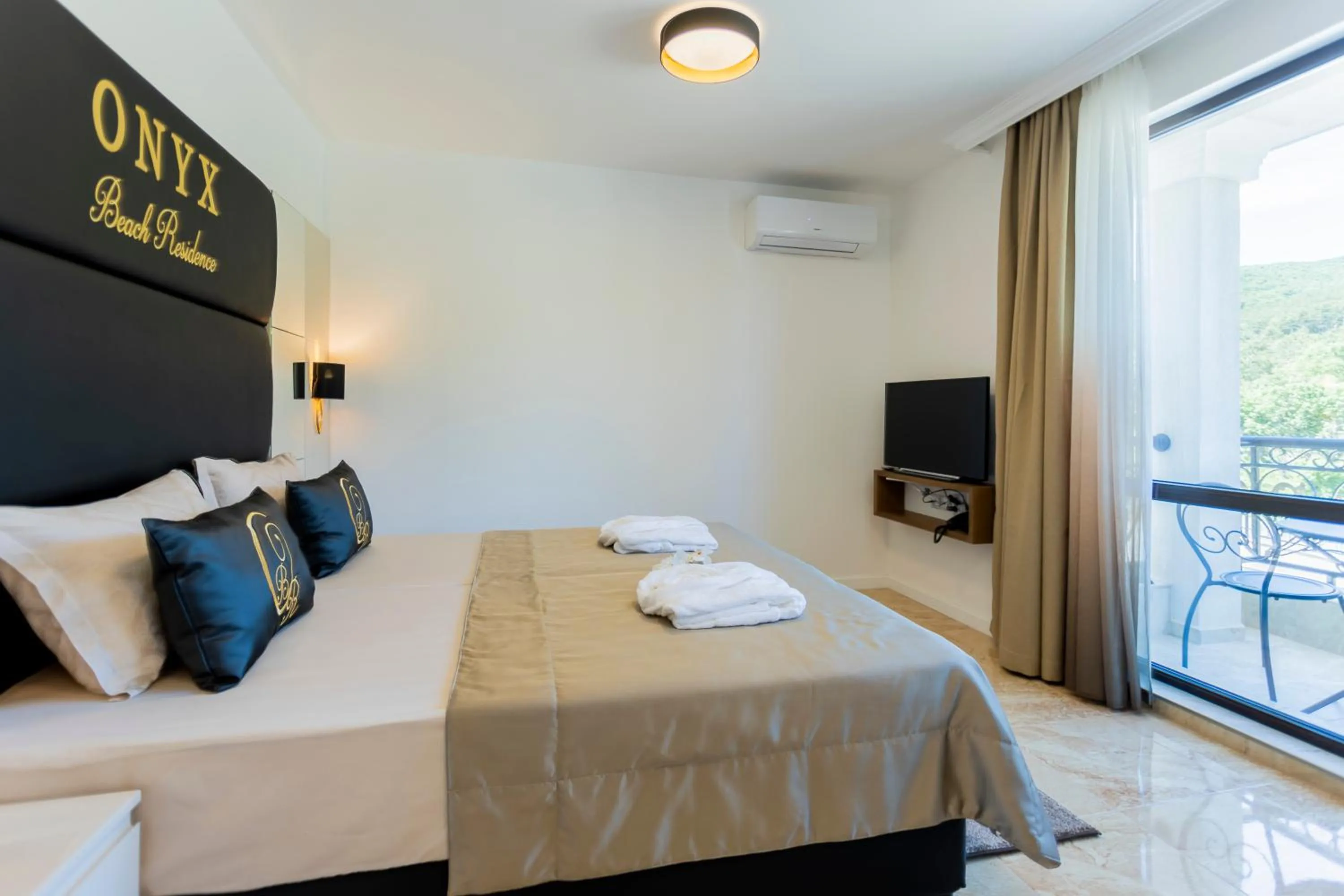 Mountain view, Bed in Onyx Beach Residence - Free Beach Access & Parking