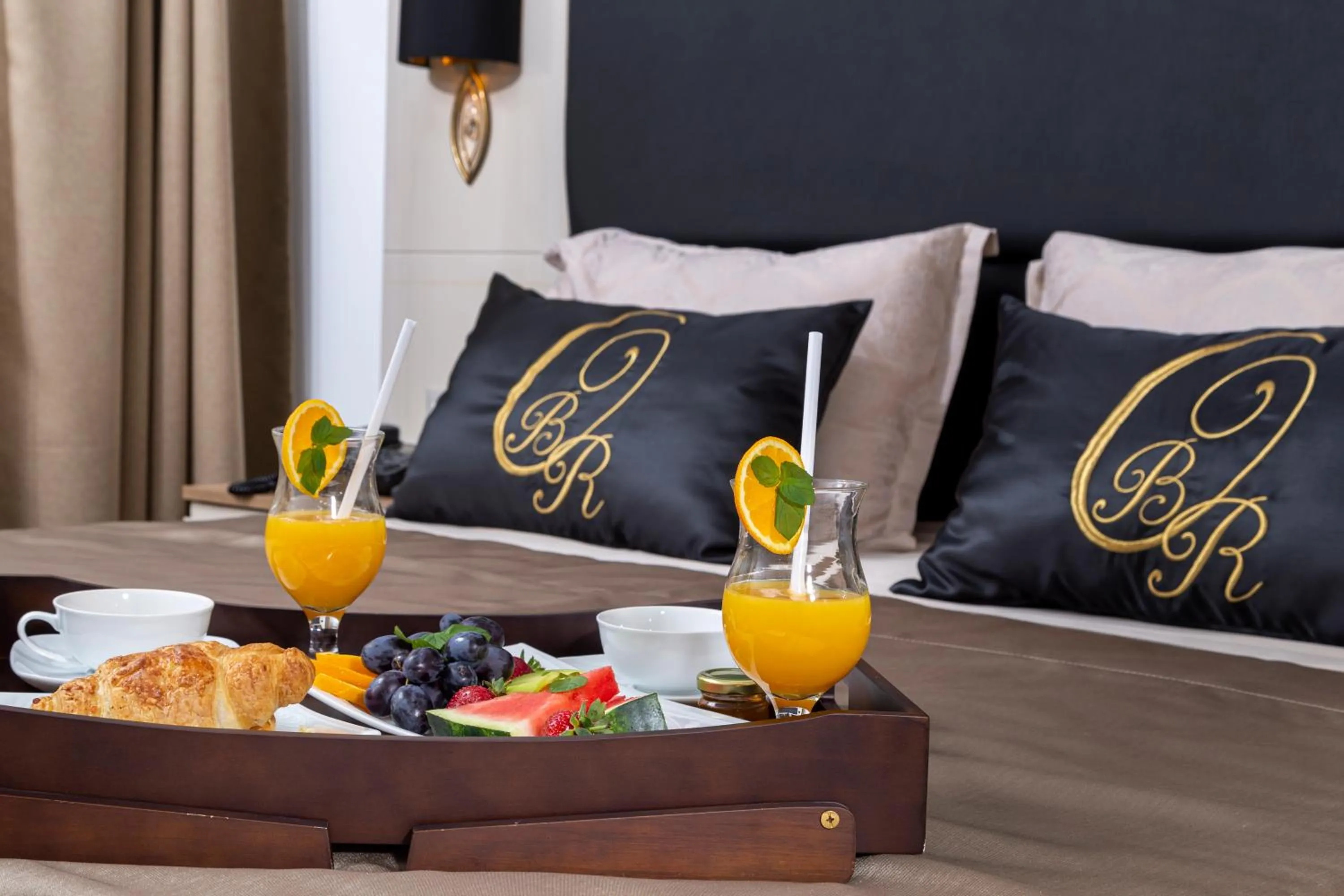 Breakfast in Onyx Beach Residence - Free Beach Access & Parking