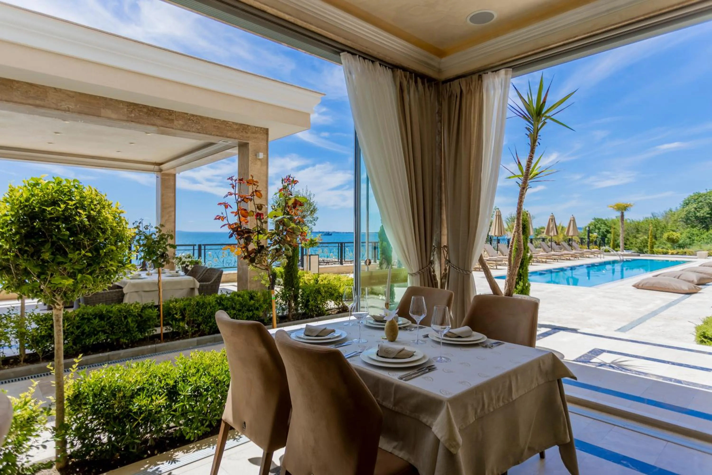 Restaurant/places to eat in Onyx Beach Residence - Free Beach Access & Parking