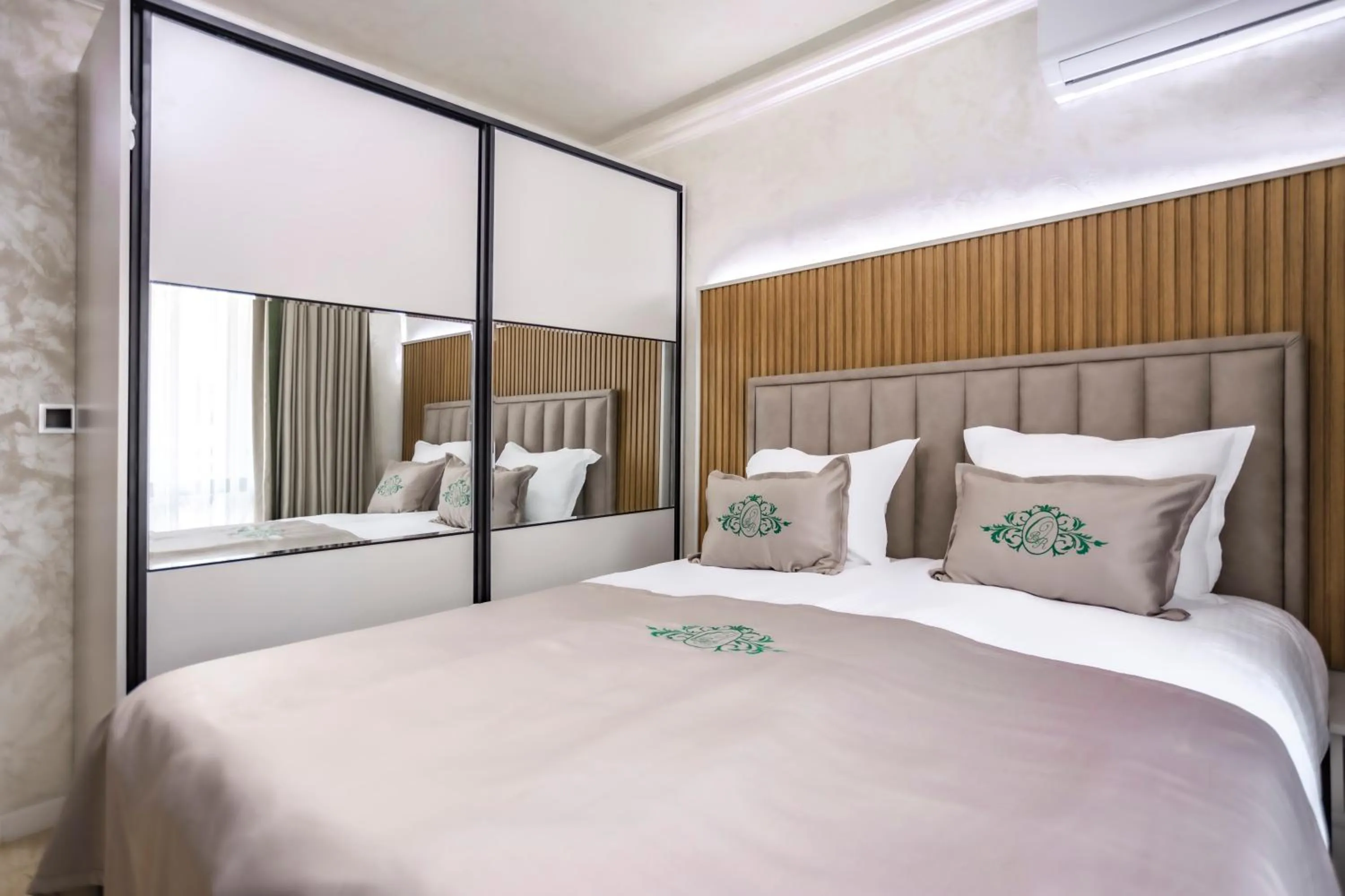 Mountain view, Bed in Onyx Beach Residence - Free Beach Access & Parking