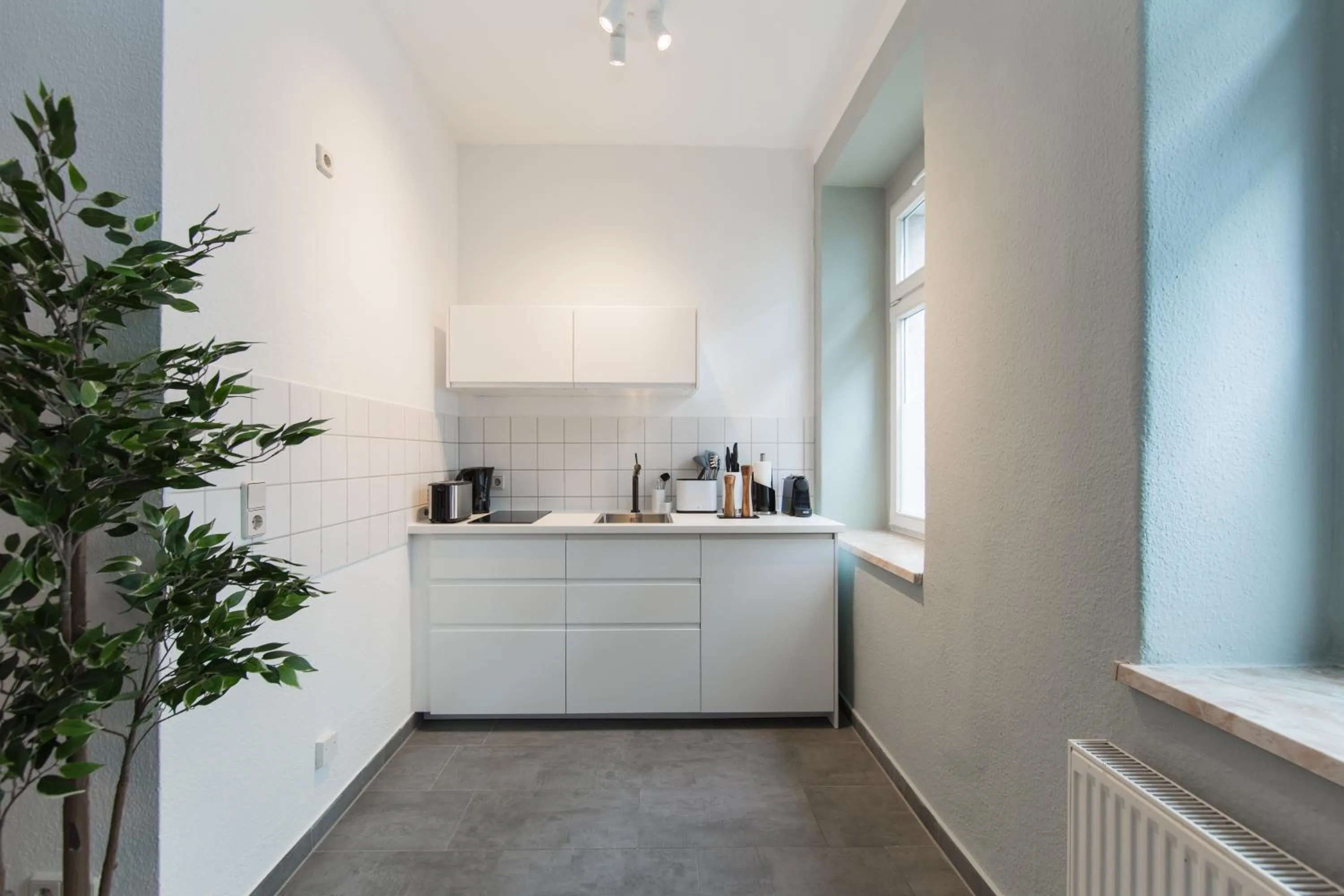 kitchen in Limehome Dresden Jordanstraße