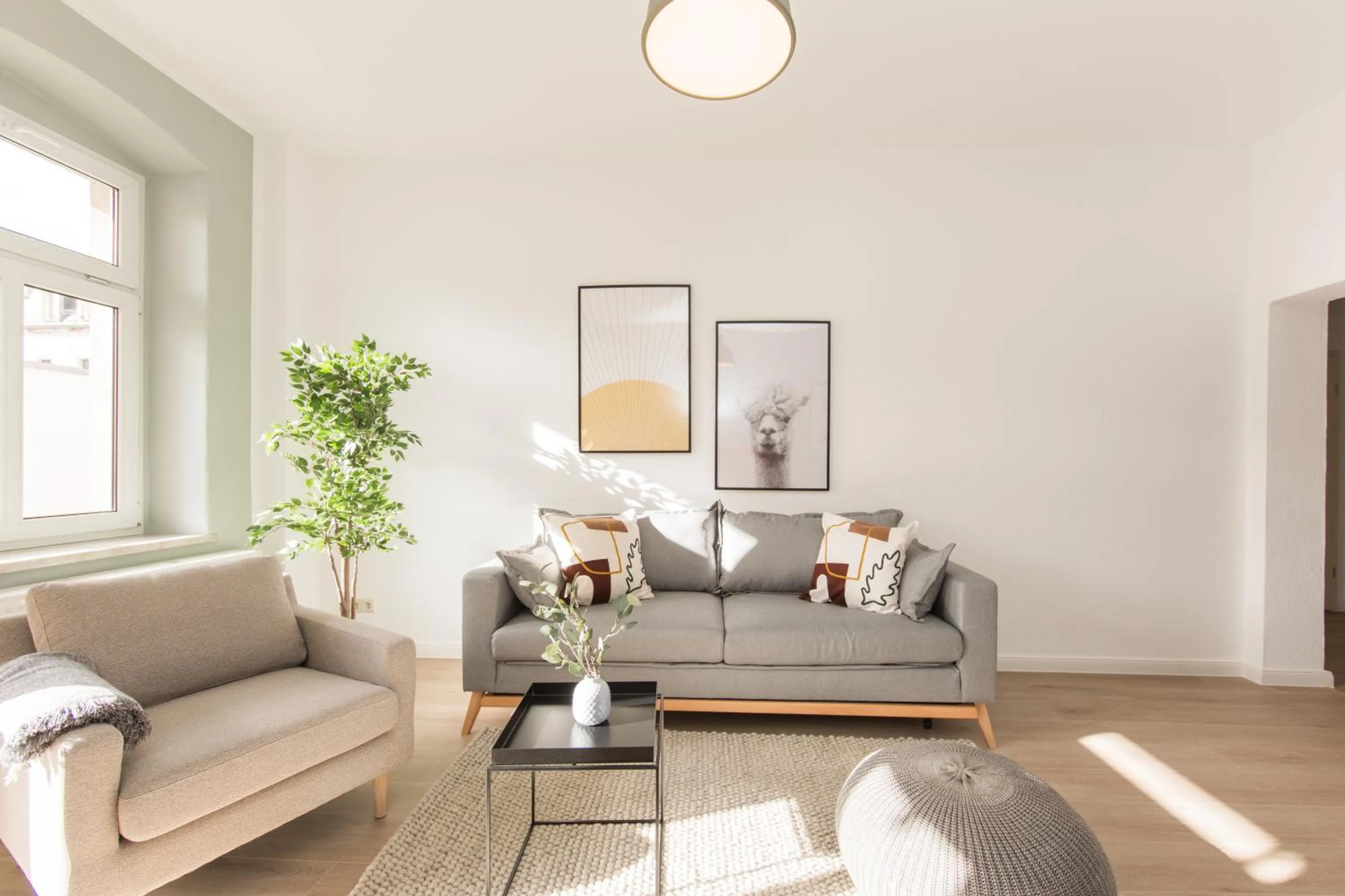 Living room in Limehome Dresden Jordanstraße