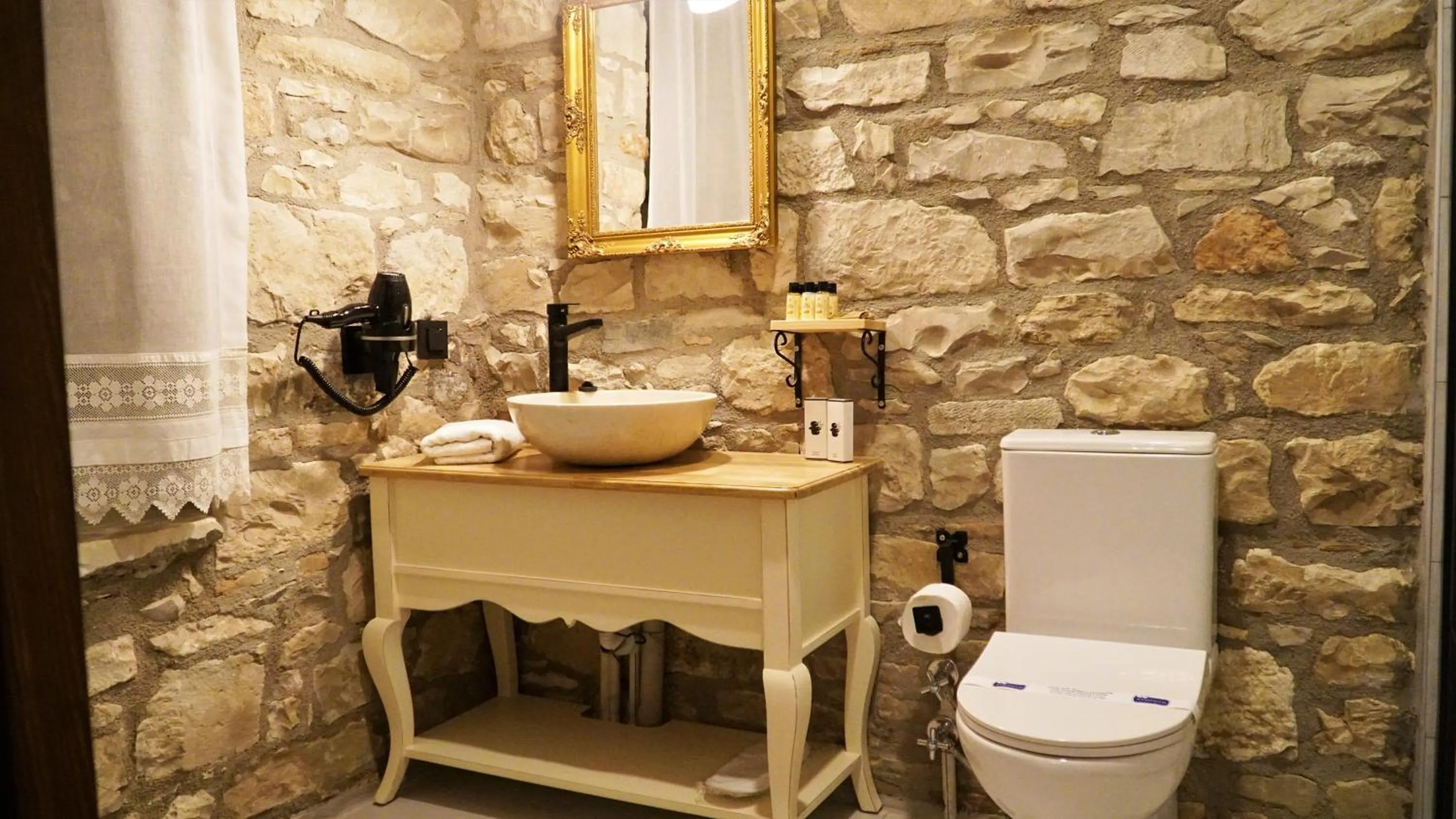 Toilet in Urla Taş Konak Otel