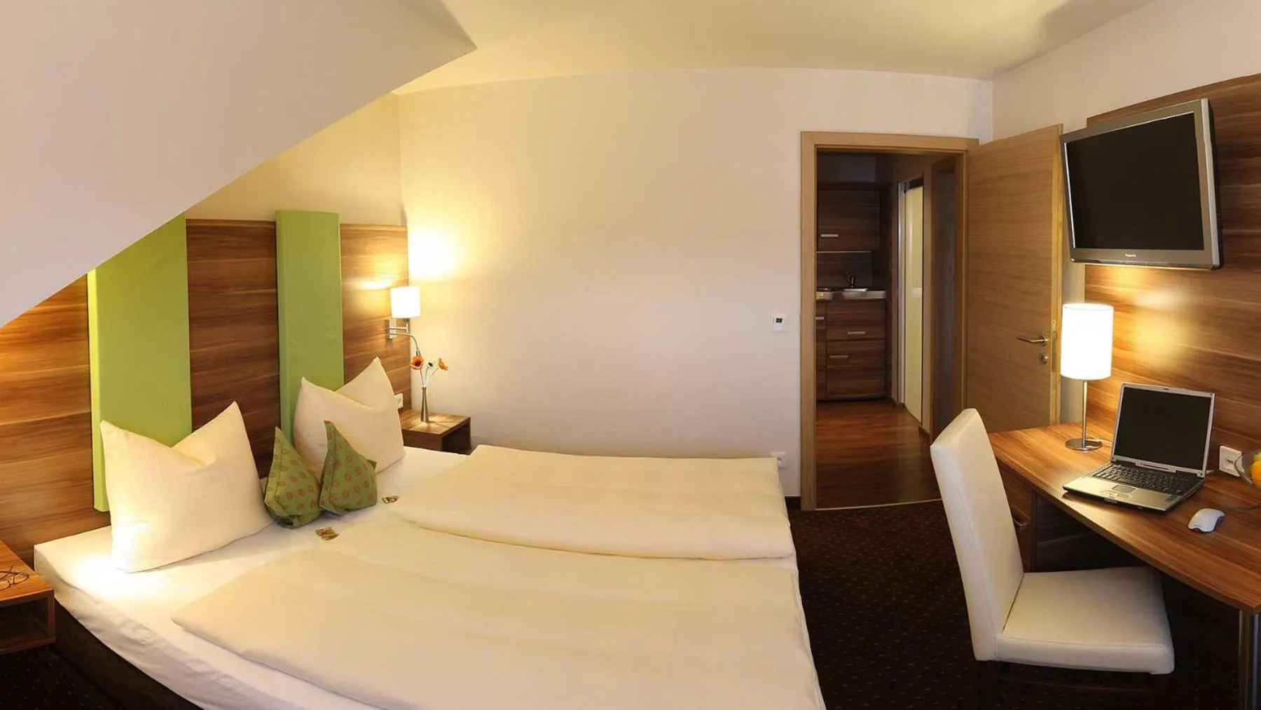 Communal lounge/ TV room, Bed in Vilstaler Hof Landgasthof & Hotel