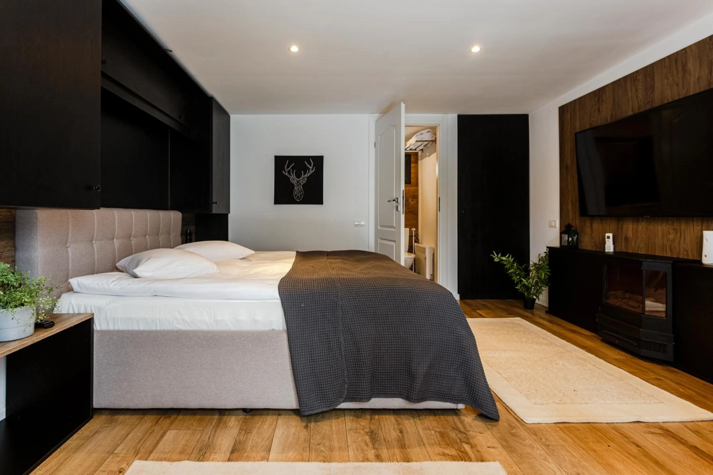 Bedroom, Bed in Moon Montana Busteni