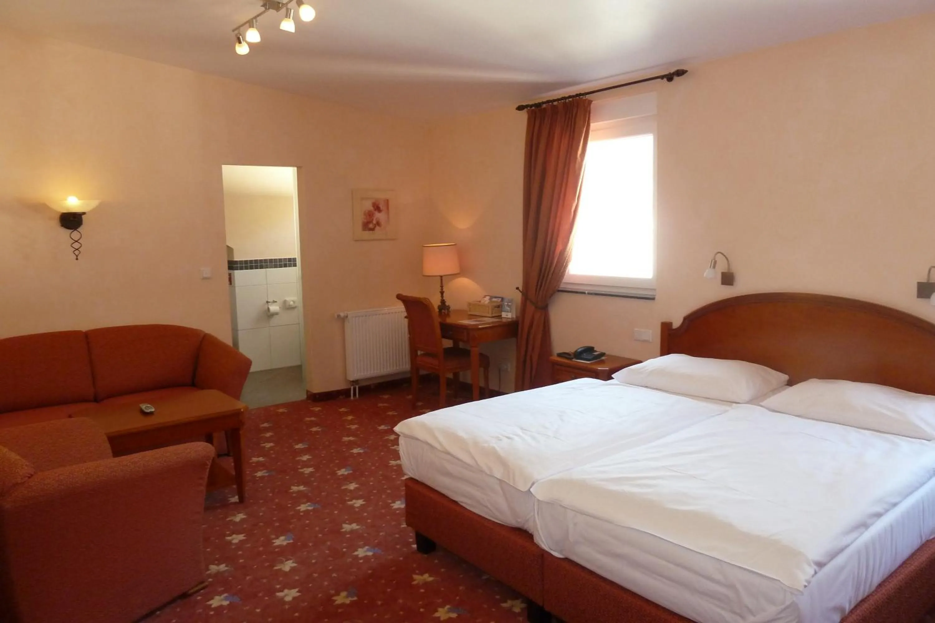 Photo of the whole room, Bed in AKZENT Hotel Berg's Alte Bauernschänke- Wellness und Wein